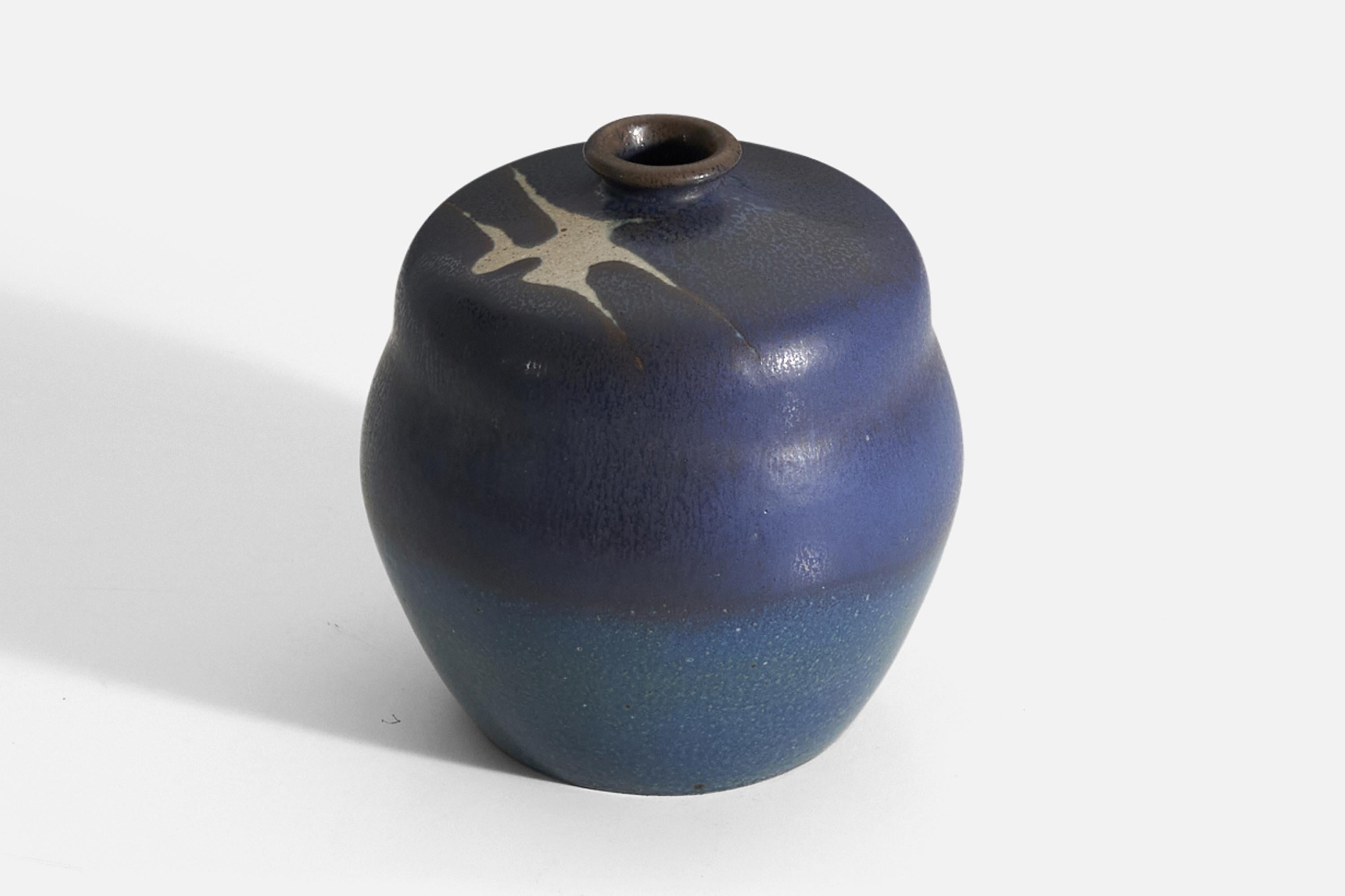 Claes Thell, Small Vase, Glazed Stoneware, Höganäs, Sweden, 1960s In Good Condition For Sale In High Point, NC