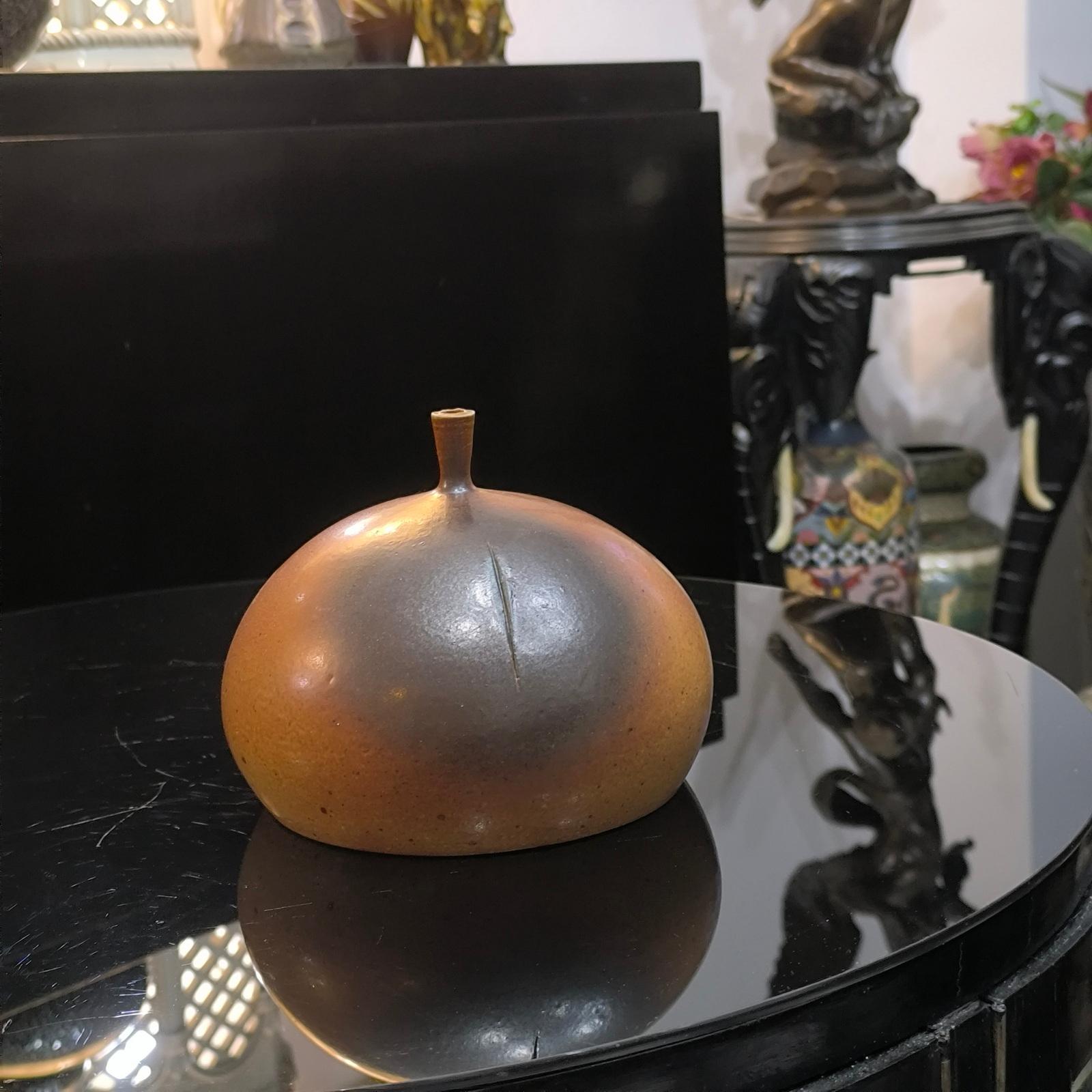Un vaso in gres unico di Claes Thell, realizzato nel suo Studio A nel 1973.

Vasi a bottiglia unici in gres con decori tagliati e smalto semi-opaco marrone-rossastro.
Firma incisa 