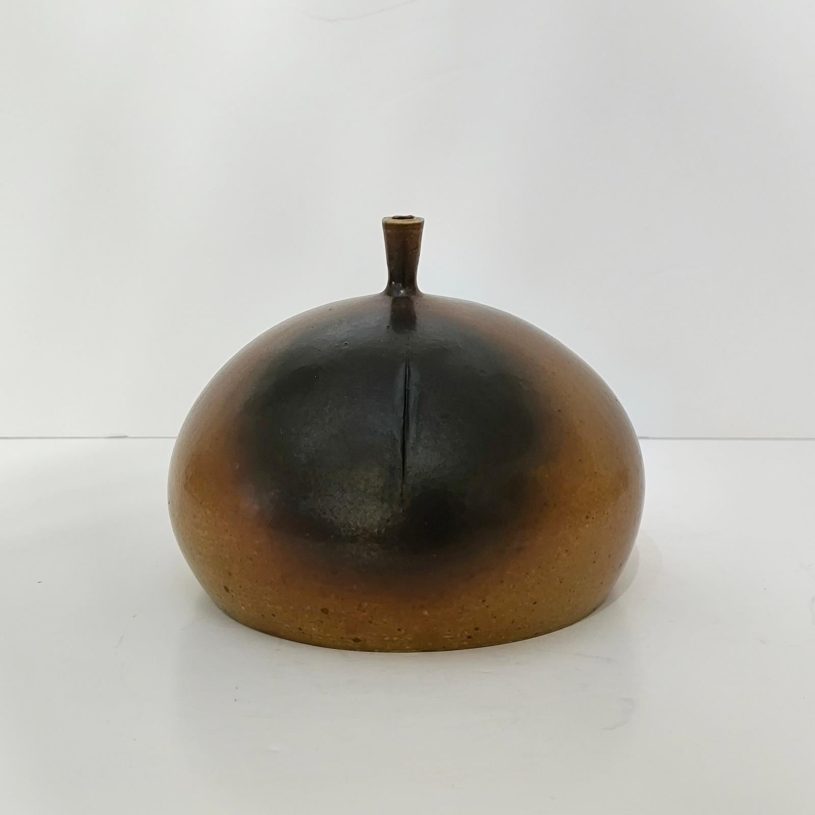 Svedese Claes Thell Vaso unico in gres semi opaco smaltato di marrone rossastro, Studio A '73 in vendita