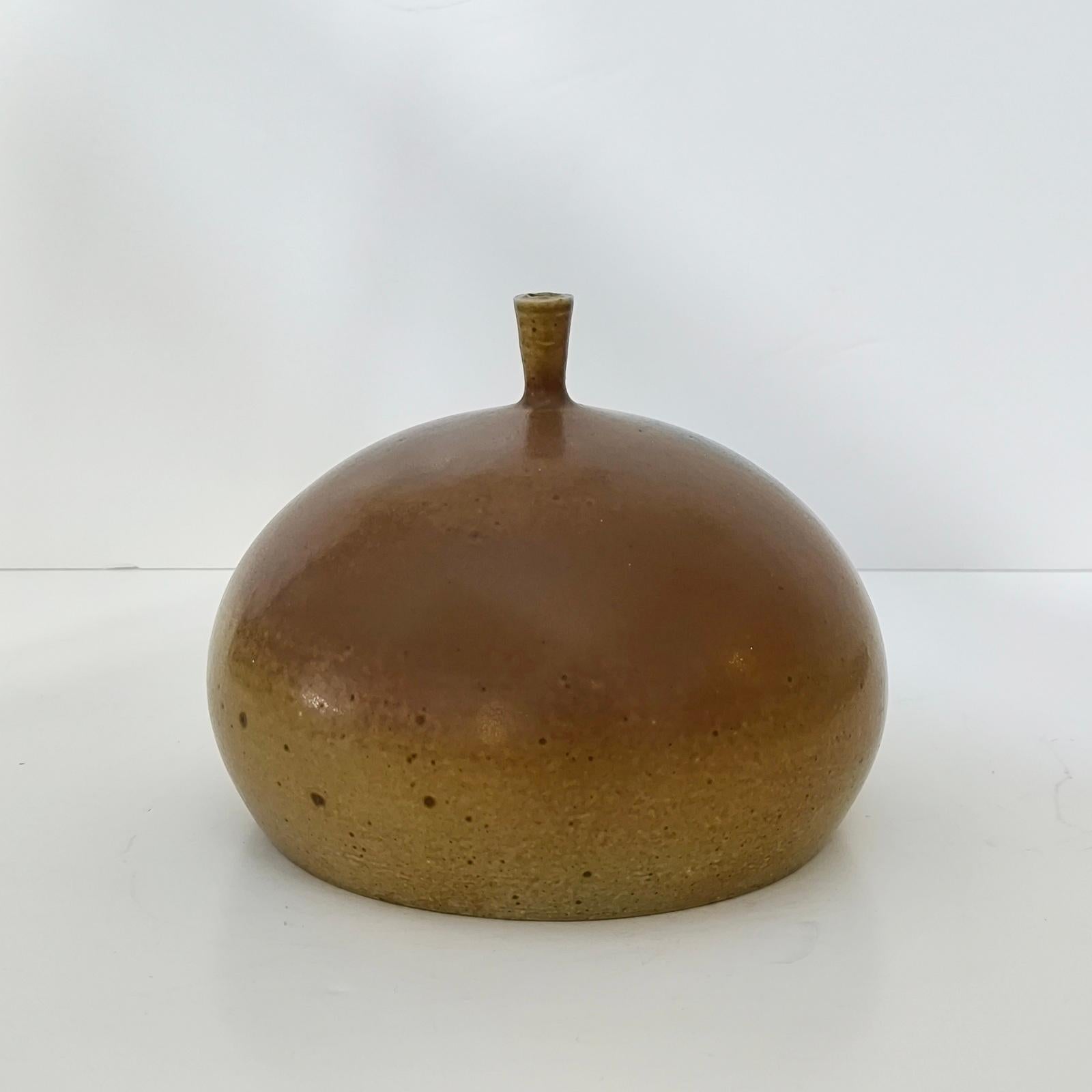 Fine XX secolo Claes Thell Vaso unico in gres semi opaco smaltato di marrone rossastro, Studio A '73 in vendita