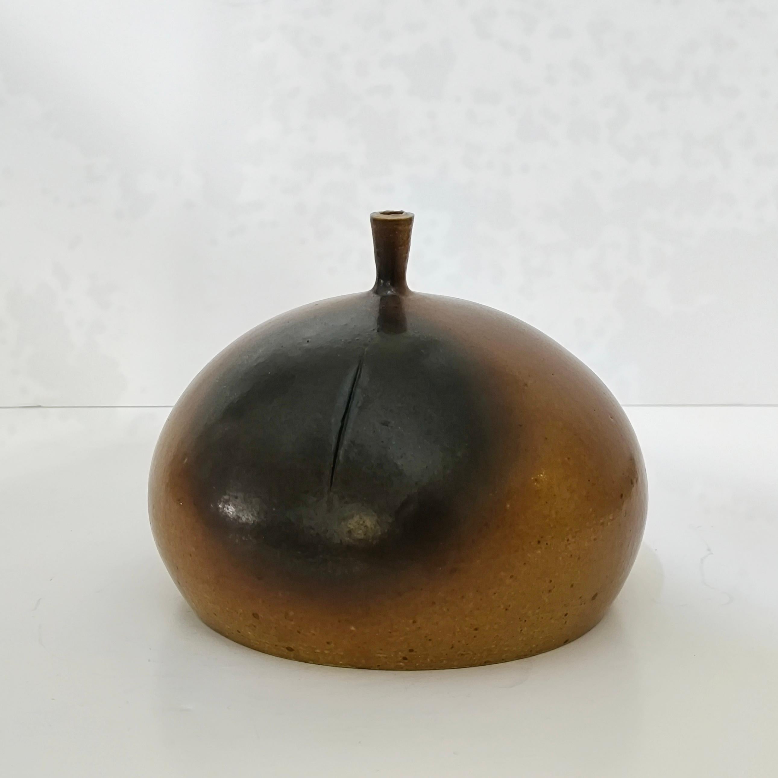 Grès porcellanato Claes Thell Vaso unico in gres semi opaco smaltato di marrone rossastro, Studio A '73 in vendita