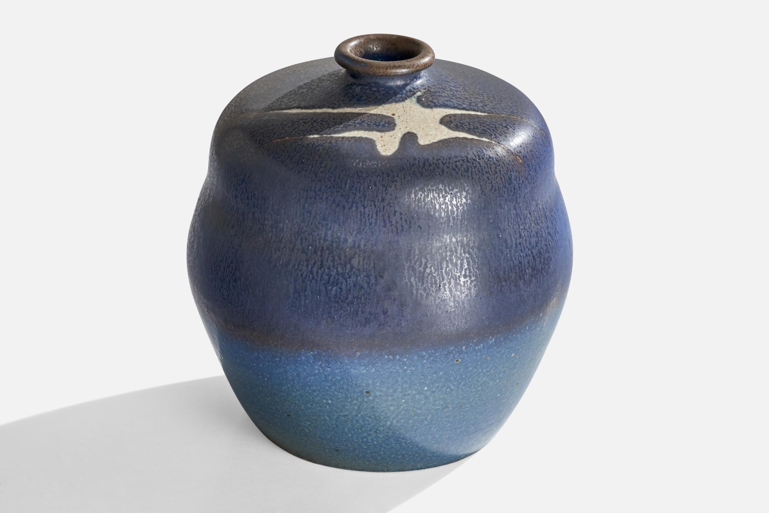 Vaso in gres smaltato blu progettato e prodotto da Claes Thell, Höganäs, Svezia, anni '60 circa.

