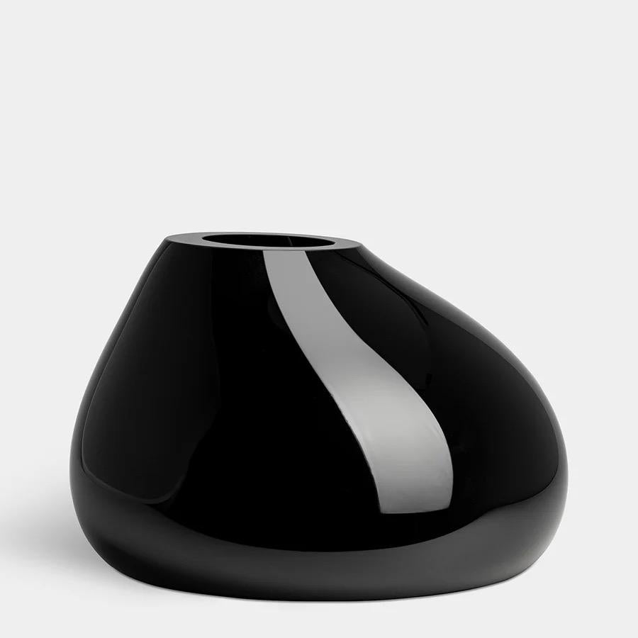 Ebon from Orrefors is a mouth-blown vase made in Sweden. The shape begins from a basic template, to which the glassblower adds the finishing touch. Each vase is, therefore, individually made within a strict framework. The object has an opaque black