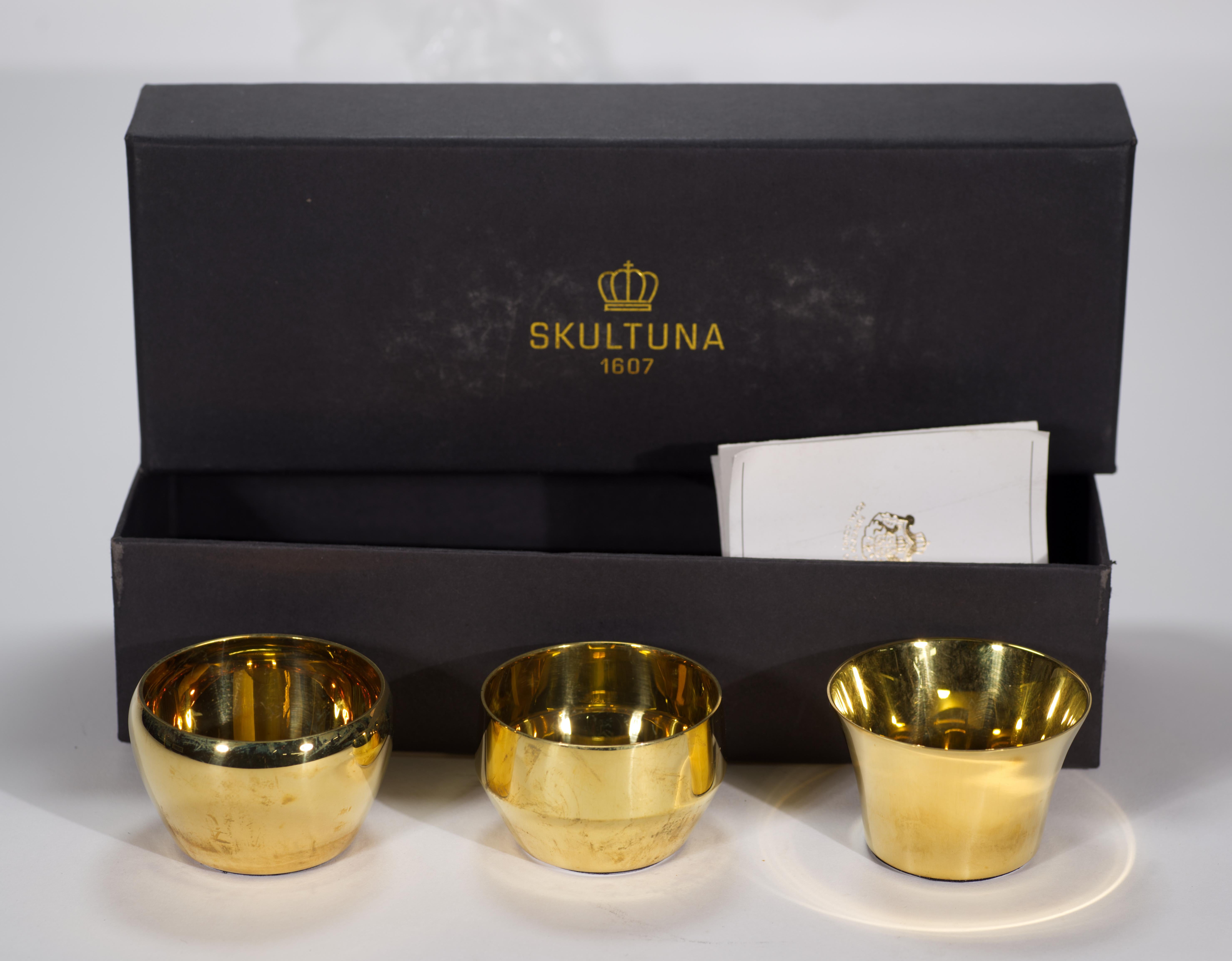  Kin è una serie di votivi o portacandele con diversi modelli, creati dallo studio di design Claesson Koivisto Rune. Si tratta della loro serie originale per Skultuna, progettata nel 2010 e realizzata in ottone lucido.

Il set di 3 diversi votivi è