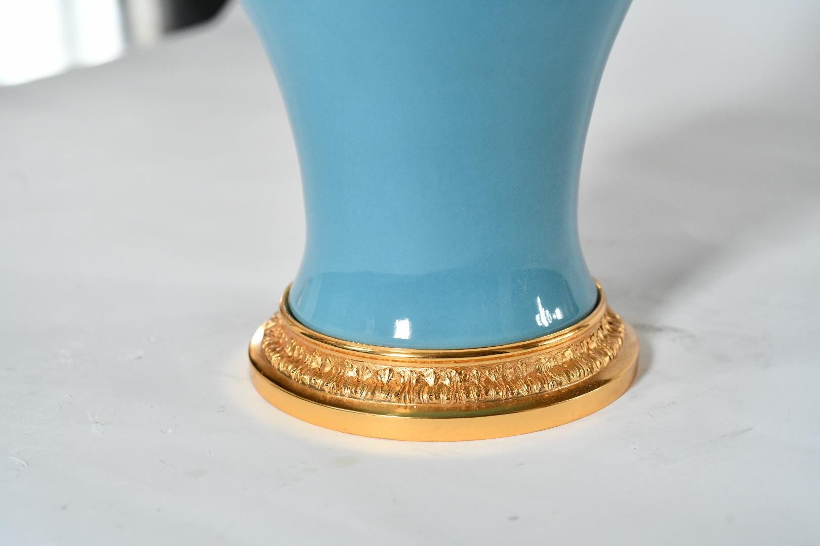 Paire de lampes de forme élégante en porcelaine émaillée bleue avec bases et décorations en laiton doré.
Jusqu'au sommet du vase 16inch
L'abat-jour n'est pas inclus 
Chaque lampe a installé deux douilles.