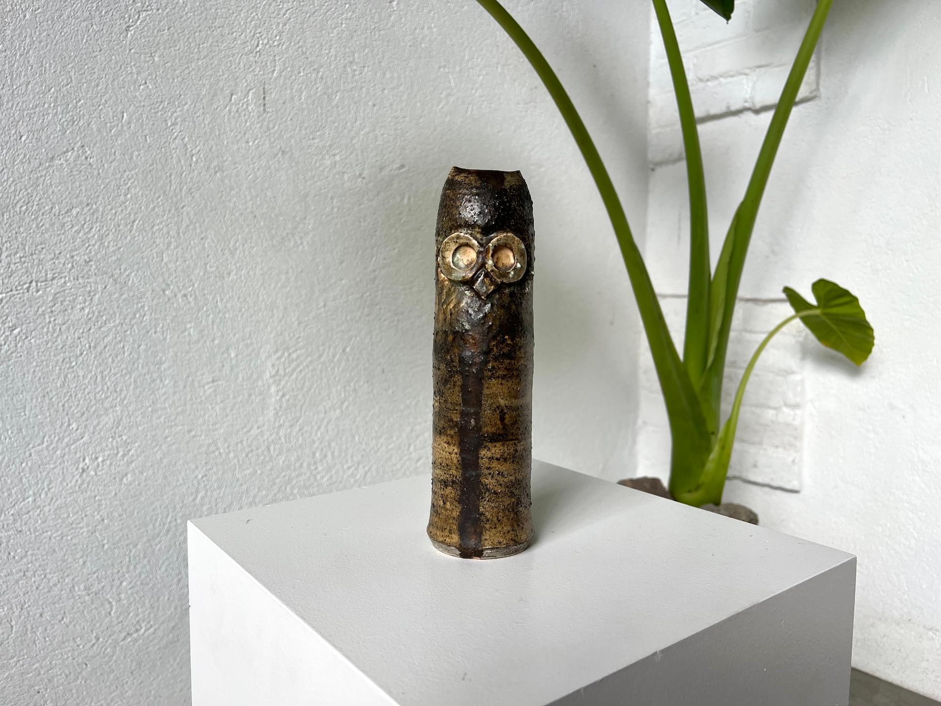 Ci siamo innamorati di questa scultura di gufo in arenaria realizzata da Claire Berger a La Borne, realizzata nella seconda metà del XX secolo.

In ottime condizioni, si noti una scheggiatura sul bordo inferiore.

Altamente unico e decorativo.

Nota
