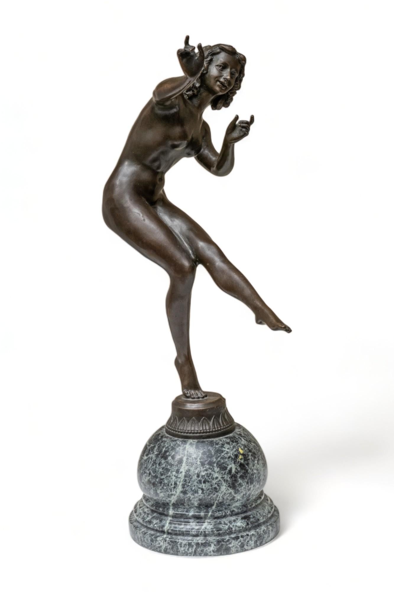 Claire Colinet signiert Frühes 20. Jahrhundert Bronze-Skulptur auf Marmorsockel
Claire Colinet war eine in Belgien geborene Bildhauerin, die vor allem zu Beginn des 20. Jahrhunderts arbeitete. Sie ist bekannt für ihre exquisiten Art-Déco-Figuren,