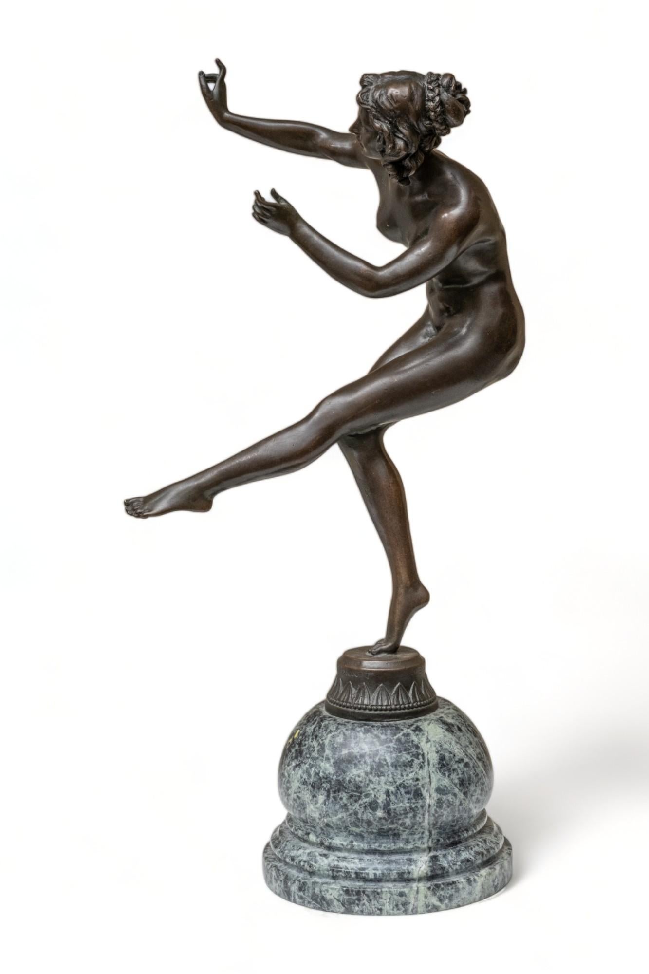Bronzeskulptur auf Marmorsockel von Claire Colinet, signiert, frühes 20. Jahrhundert (Art déco) im Angebot