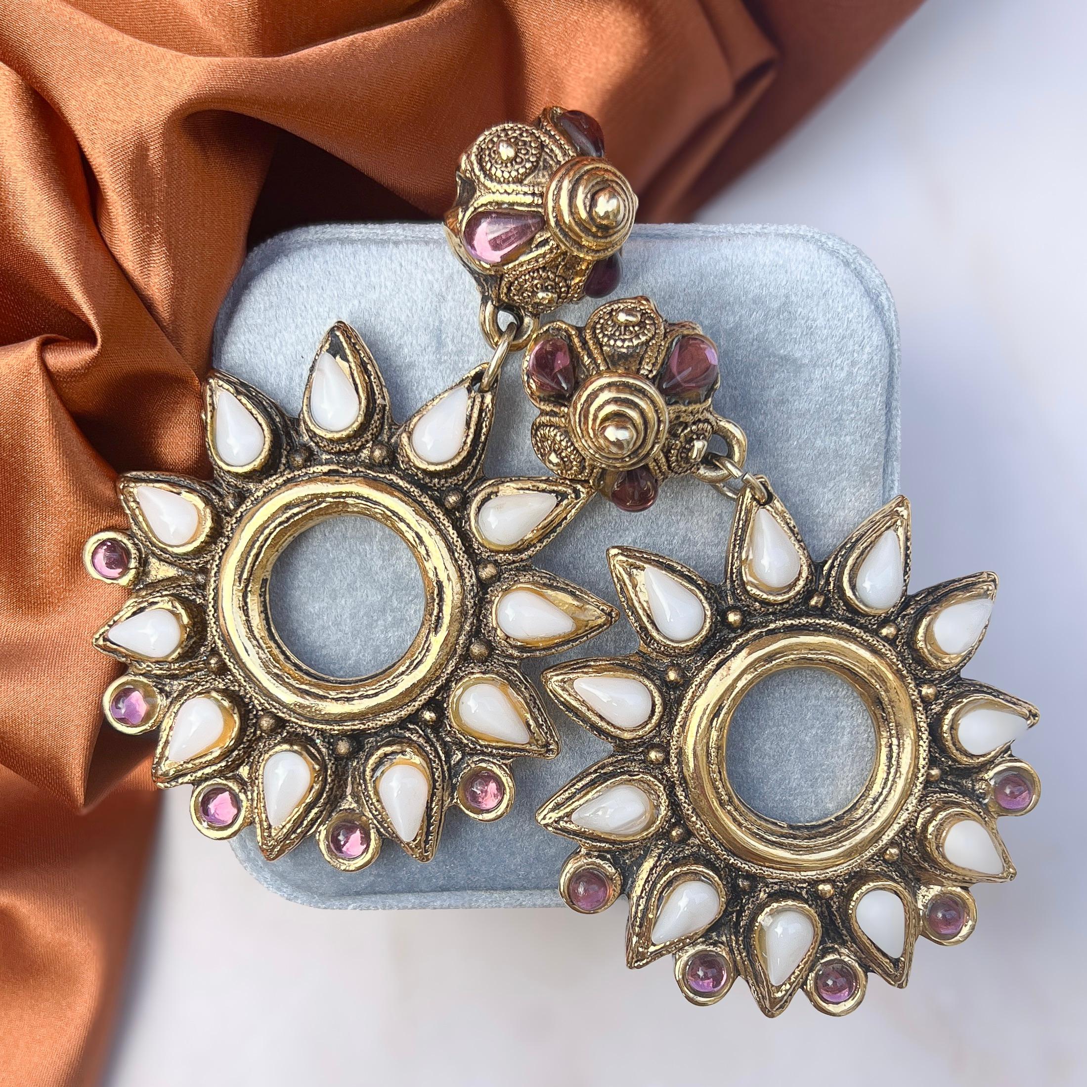 Ces élégantes boucles d'oreilles célestes ont été conçues dans les années 1990 par la célèbre créatrice de bijoux française Claire Dévé.

Rapport de condition :
Excellent

Les détails...
Ces boucles d'oreilles en plaqué or présentent un motif