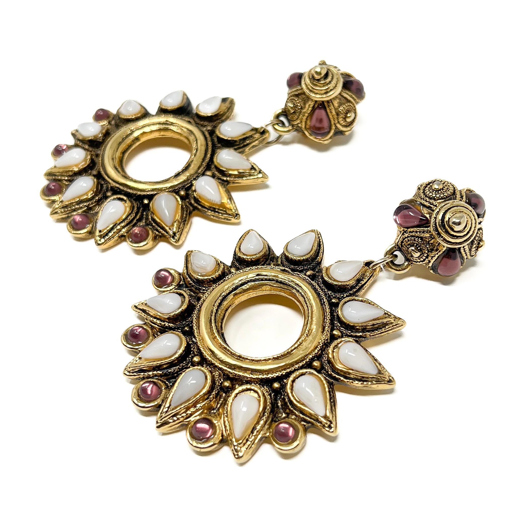 Claire Dévé Début des années 1990 Boucles d'oreilles soleil avec cabochon en verre en vente 1