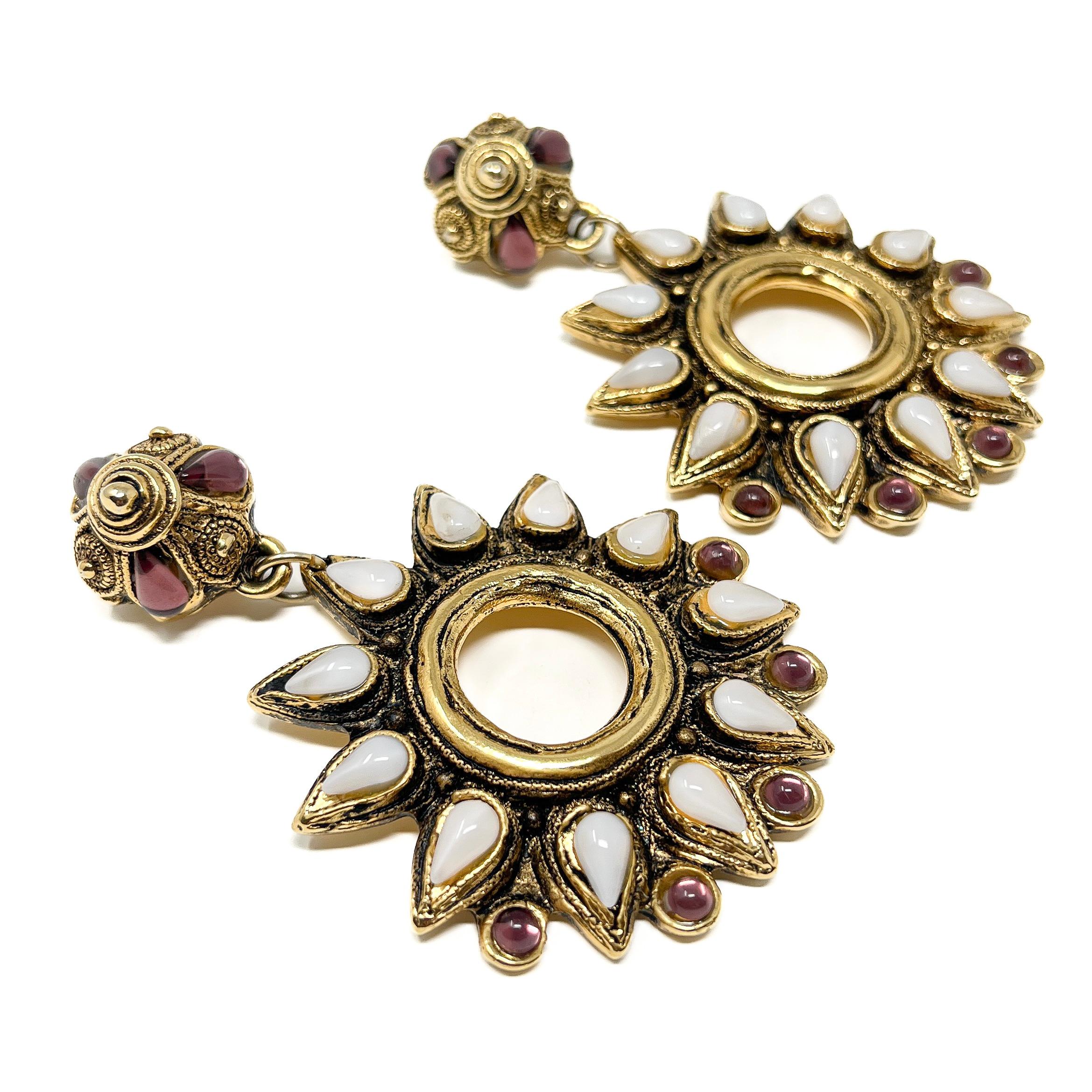 Claire Dévé Début des années 1990 Boucles d'oreilles soleil avec cabochon en verre en vente 2