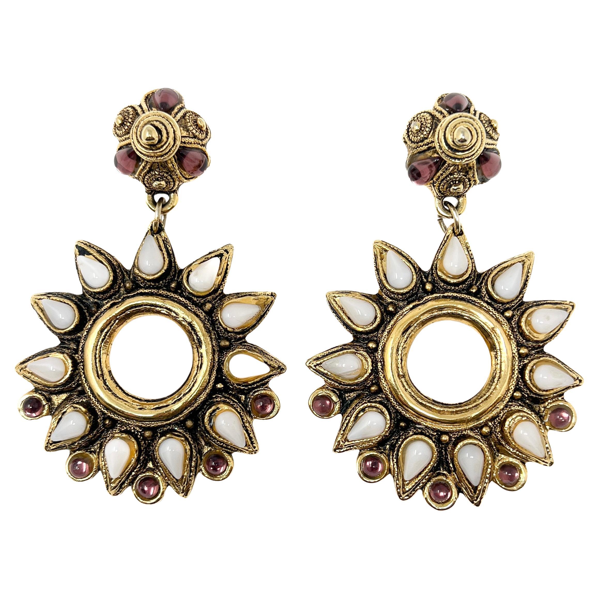 Claire Dévé Début des années 1990 Boucles d'oreilles soleil avec cabochon en verre en vente