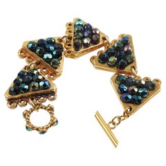 Claire Deve Geometrischer vergoldeter und blau schillernder Jewell-Armreif