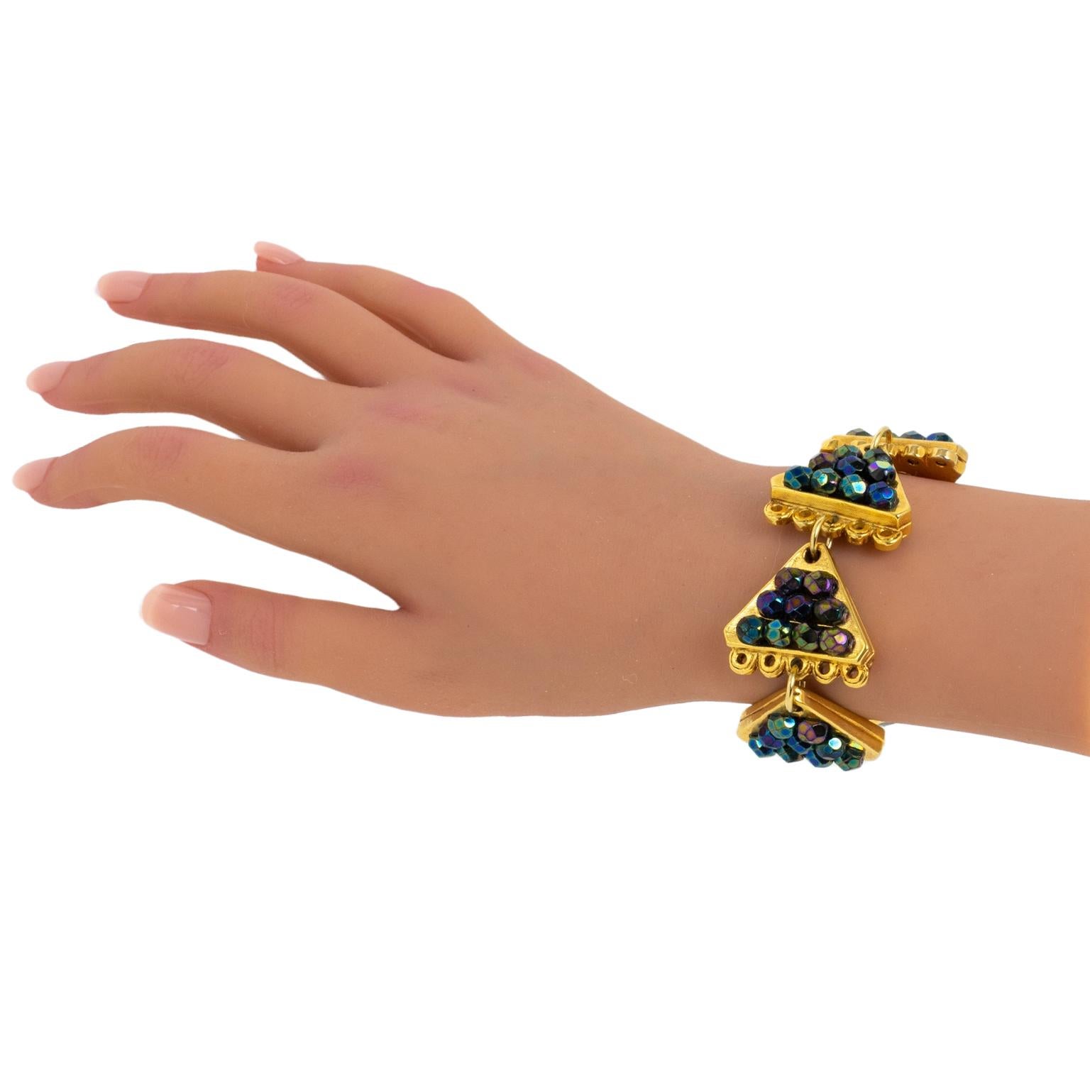 Claire Deve Bracelet jonc géométrique doré avec bijoux en vente 1