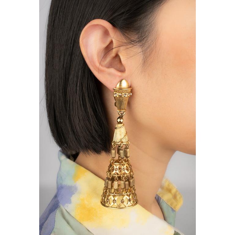 Claire Deve - Longues boucles d'oreilles articulées en métal doré avec strass. Bijoux signés.

Informations complémentaires :
Condit : Très bon état.
Dimensions : Longueur : 11.5 cm

Référence du vendeur : BO341
