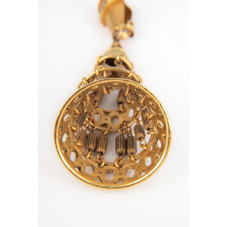 Claire Deve Longues boucles d'oreilles à clip en métal doré en vente 2