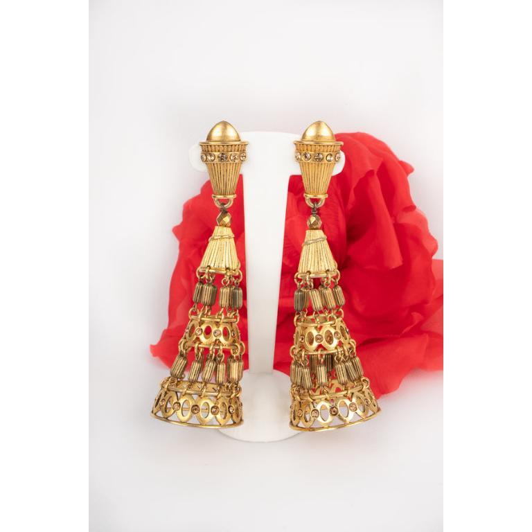 Claire Deve Longues boucles d'oreilles à clip en métal doré en vente 3