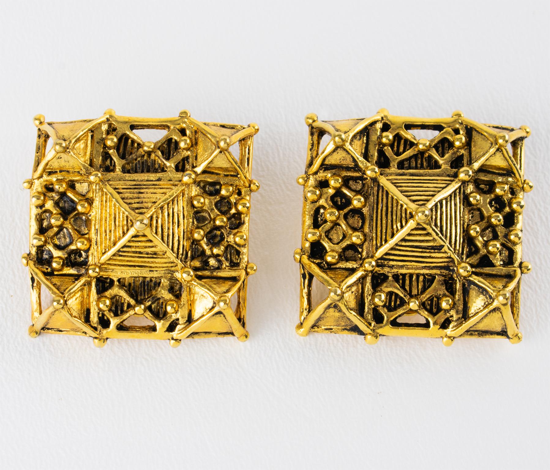 Claire Deve Paris Gilded Metal Geometric Clip-on Earrings (Moderne) im Angebot