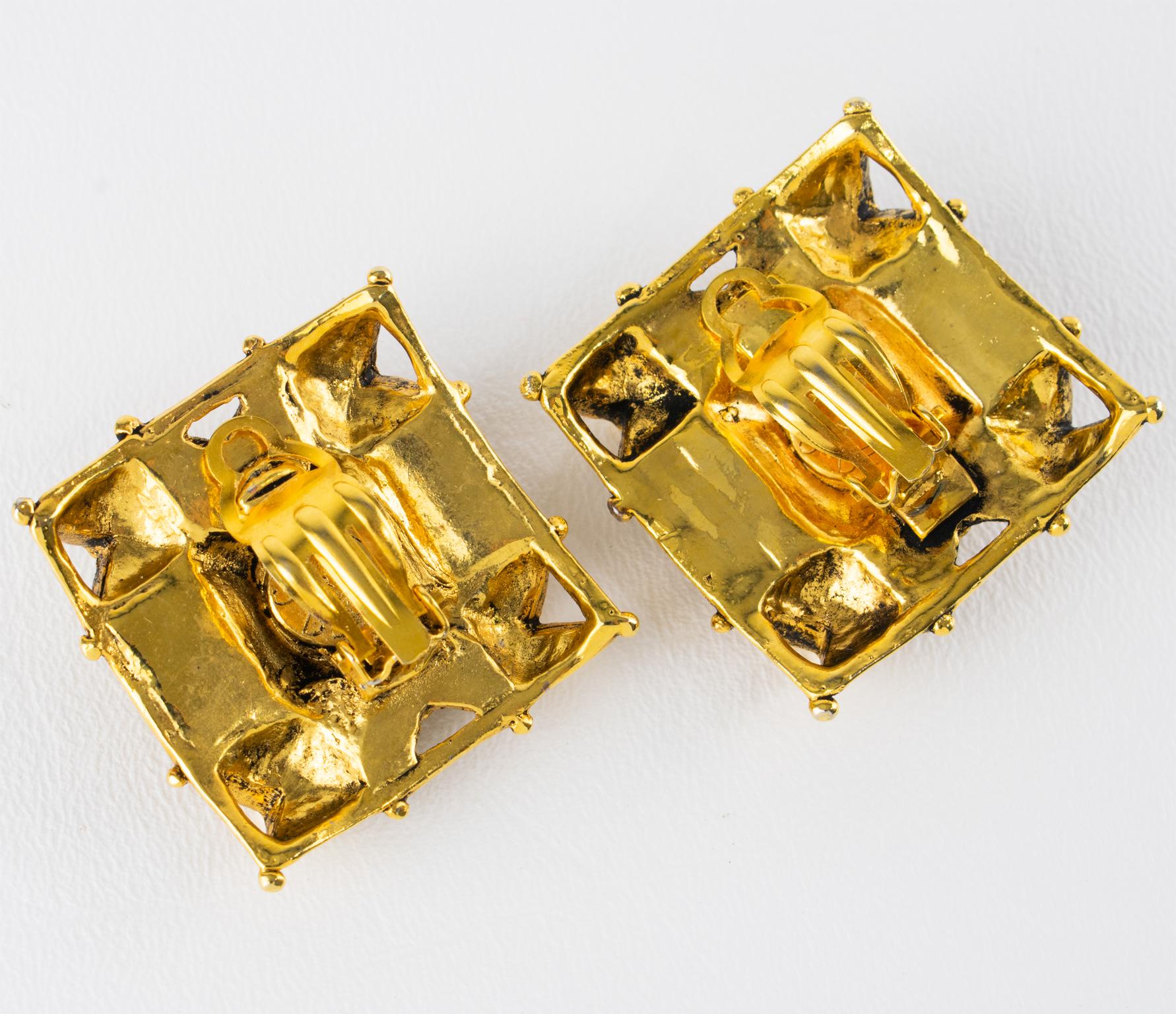 Claire Deve Paris Gilded Metal Geometric Clip-on Earrings für Damen oder Herren im Angebot