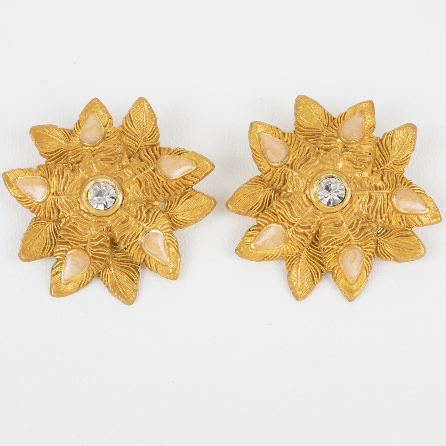 Moderne Claire Deve Paris - Boucles d'oreilles Clip floral en métal doré et cabochons en émail en vente