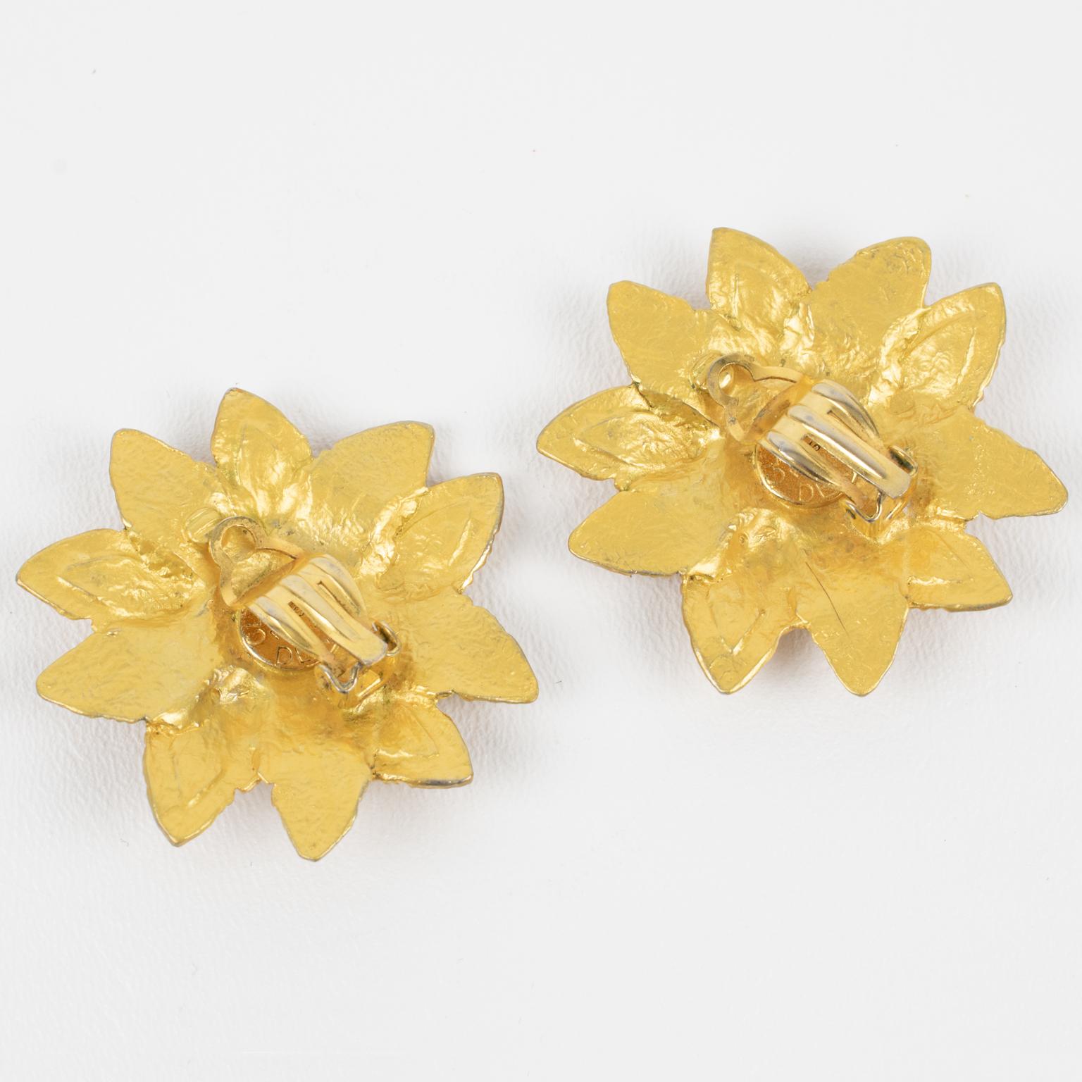 Claire Deve Paris - Boucles d'oreilles Clip floral en métal doré et cabochons en émail Bon état - En vente à Atlanta, GA