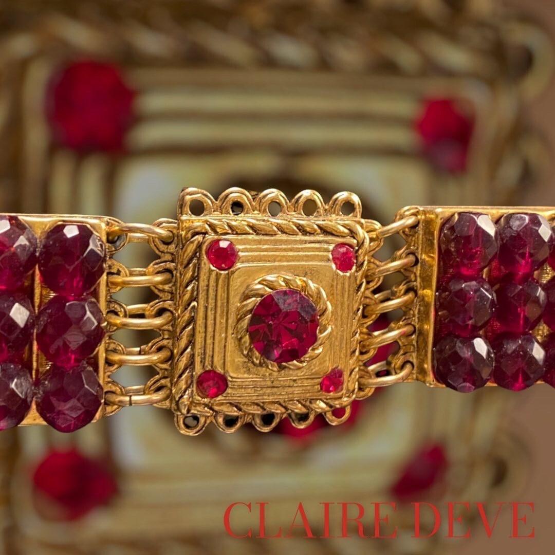 CLAIRE DEVE bracelet unsigned there are the matching earrings. This is his design era for Claude Montana. Golden metal glass pearl and rhinestones.

I am a partner with French experts group , recognized by the PayPal buyer’s protection and by the