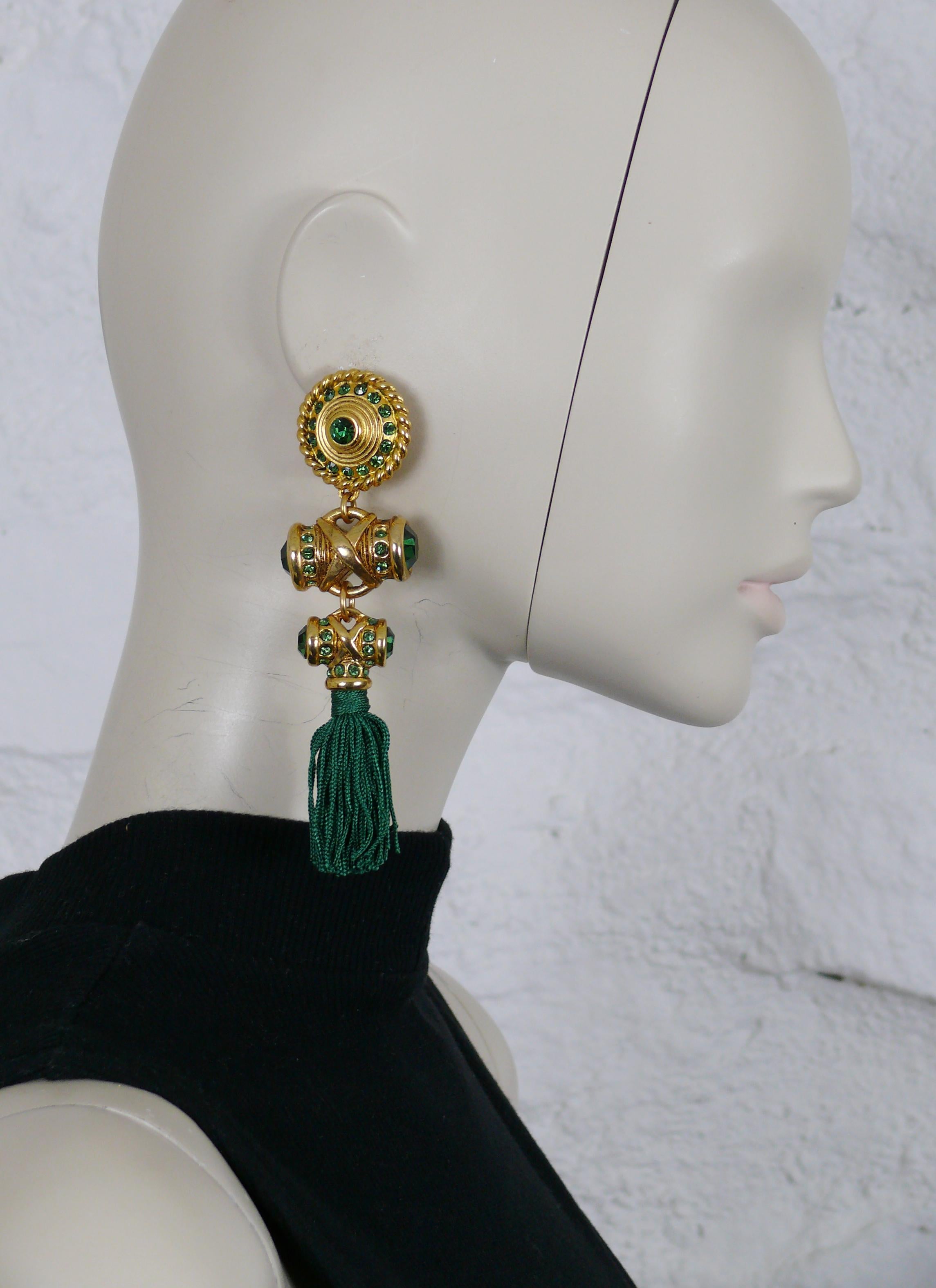 CLAIRE DEVE vintage gold toned dangling earrings (clip-on) featuring a green passementerie tassel and green crystals.

Embossed CLAIRE DEVE Paris (only on one earring as shown on the picture).

Indicative measurements : height approx. 11.5 cm (4.53
