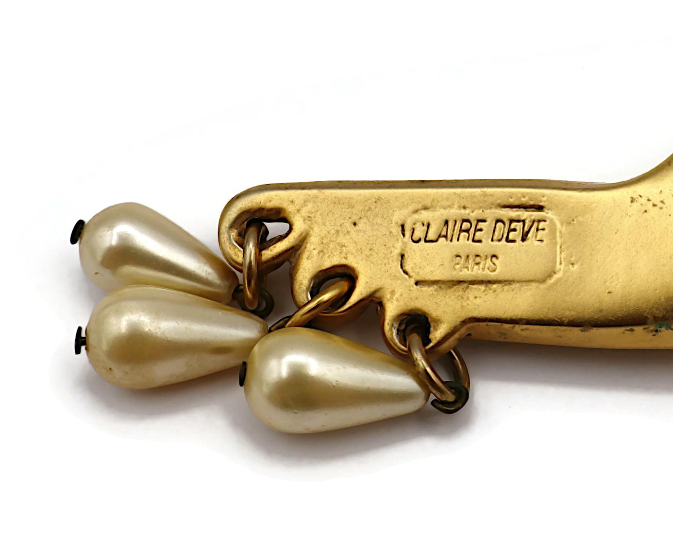 CLAIRE DEVE Vintage Massive Gold Tone and Pearl Clip-On Earrings en venta 7