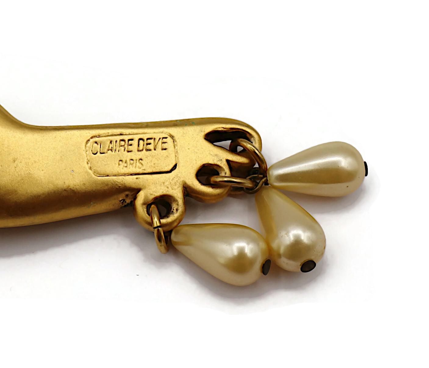 CLAIRE DEVE Vintage Massive Gold Tone and Pearl Clip-On Earrings en venta 8