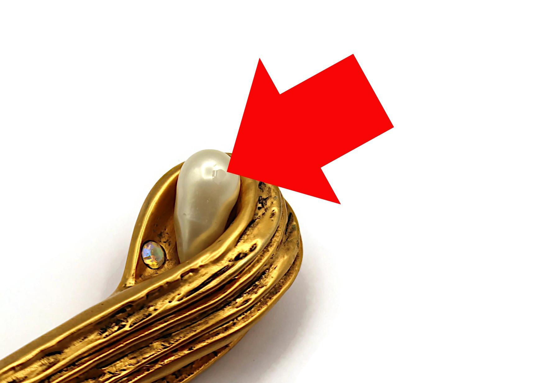 CLAIRE DEVE Vintage Massive Gold Tone and Pearl Clip-On Earrings en venta 9
