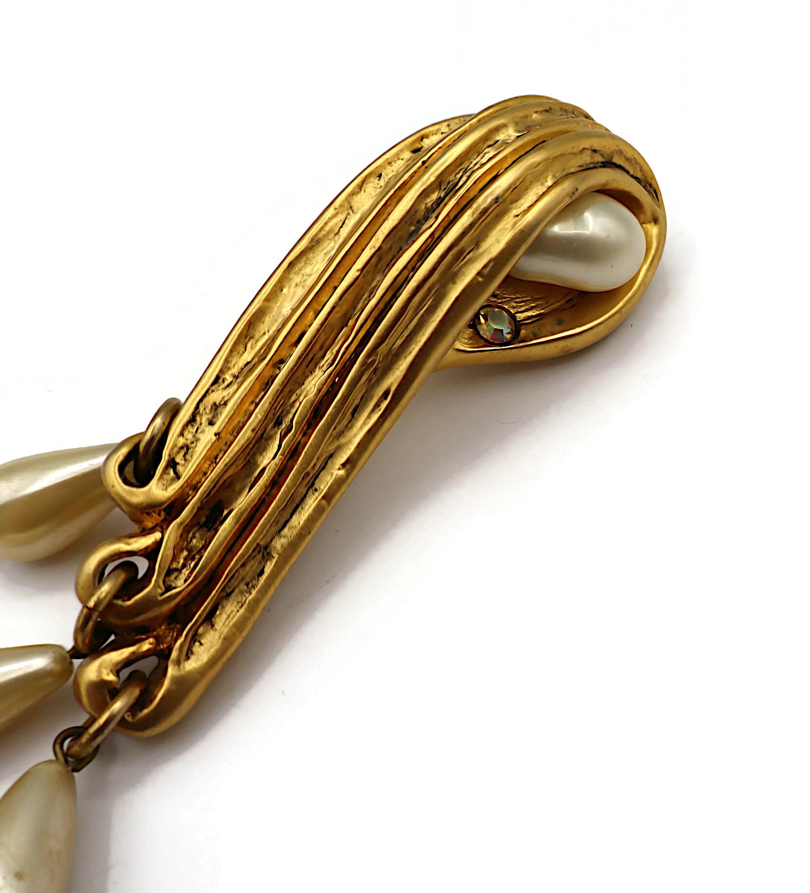 CLAIRE DEVE Vintage Massive Gold Tone and Pearl Clip-On Earrings en venta 11