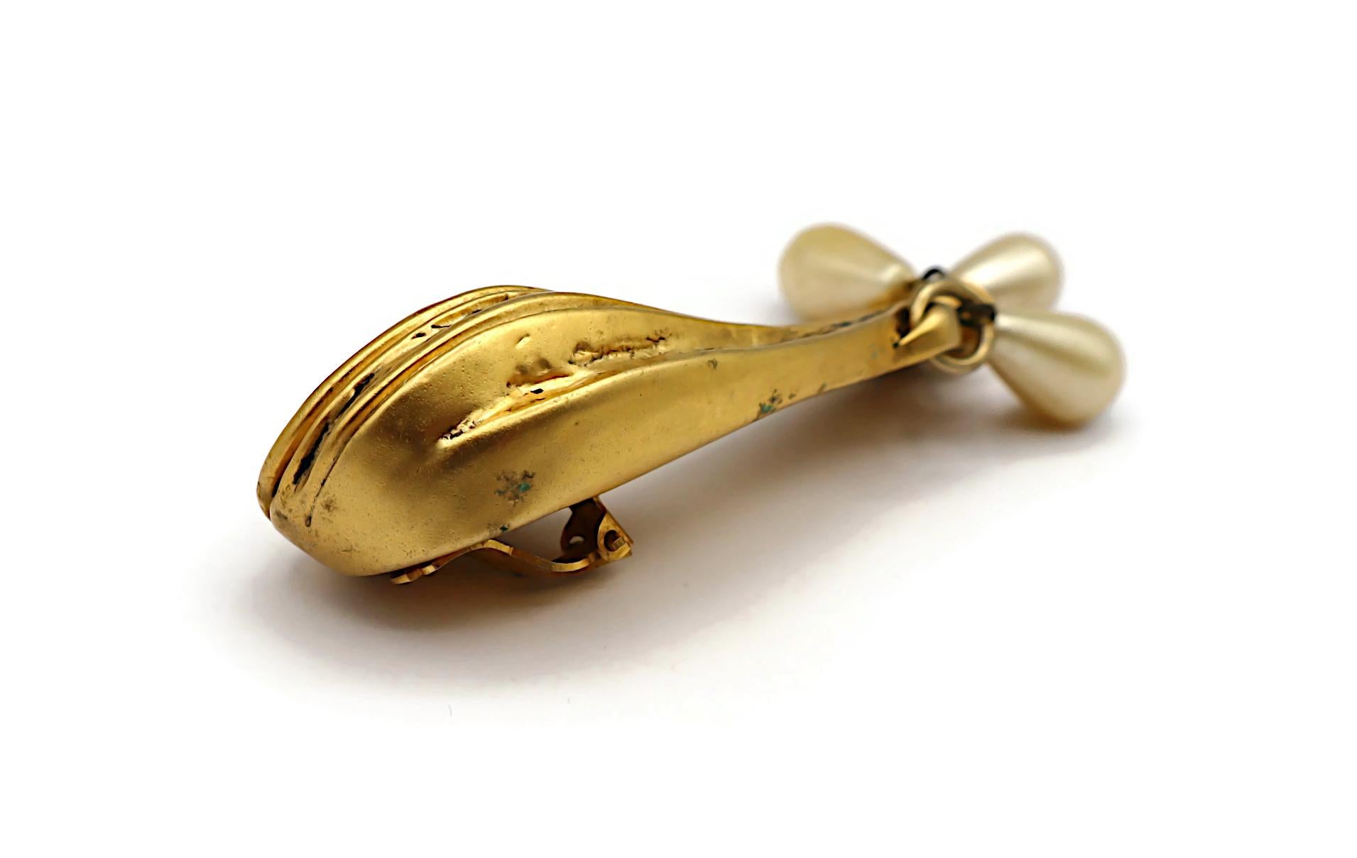 CLAIRE DEVE Vintage Massive Gold Tone and Pearl Clip-On Earrings en venta 12