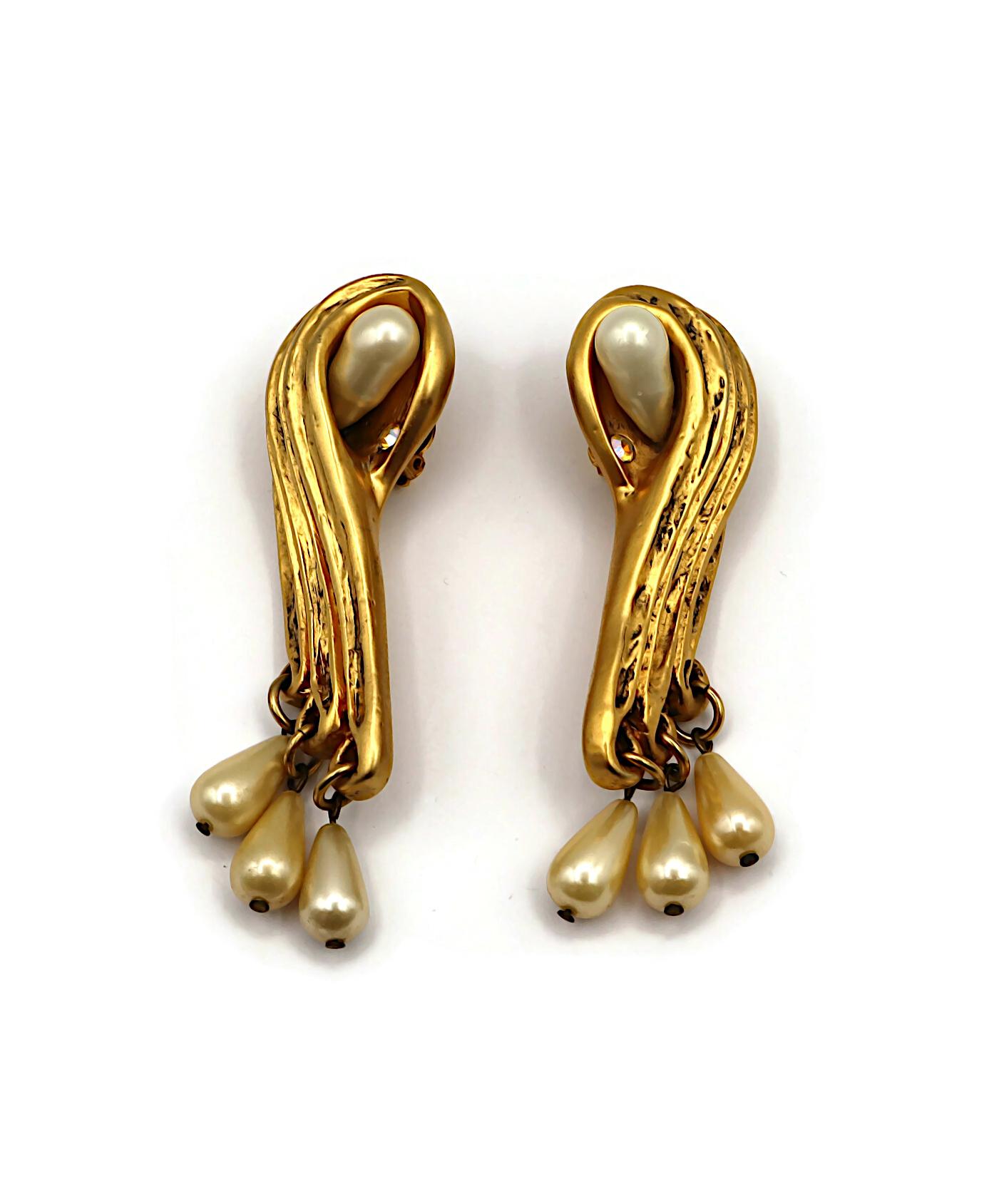 CLAIRE DEVE Vintage Massive Gold Tone and Pearl Clip-On Earrings en Bueno estado para la venta en Nice, FR