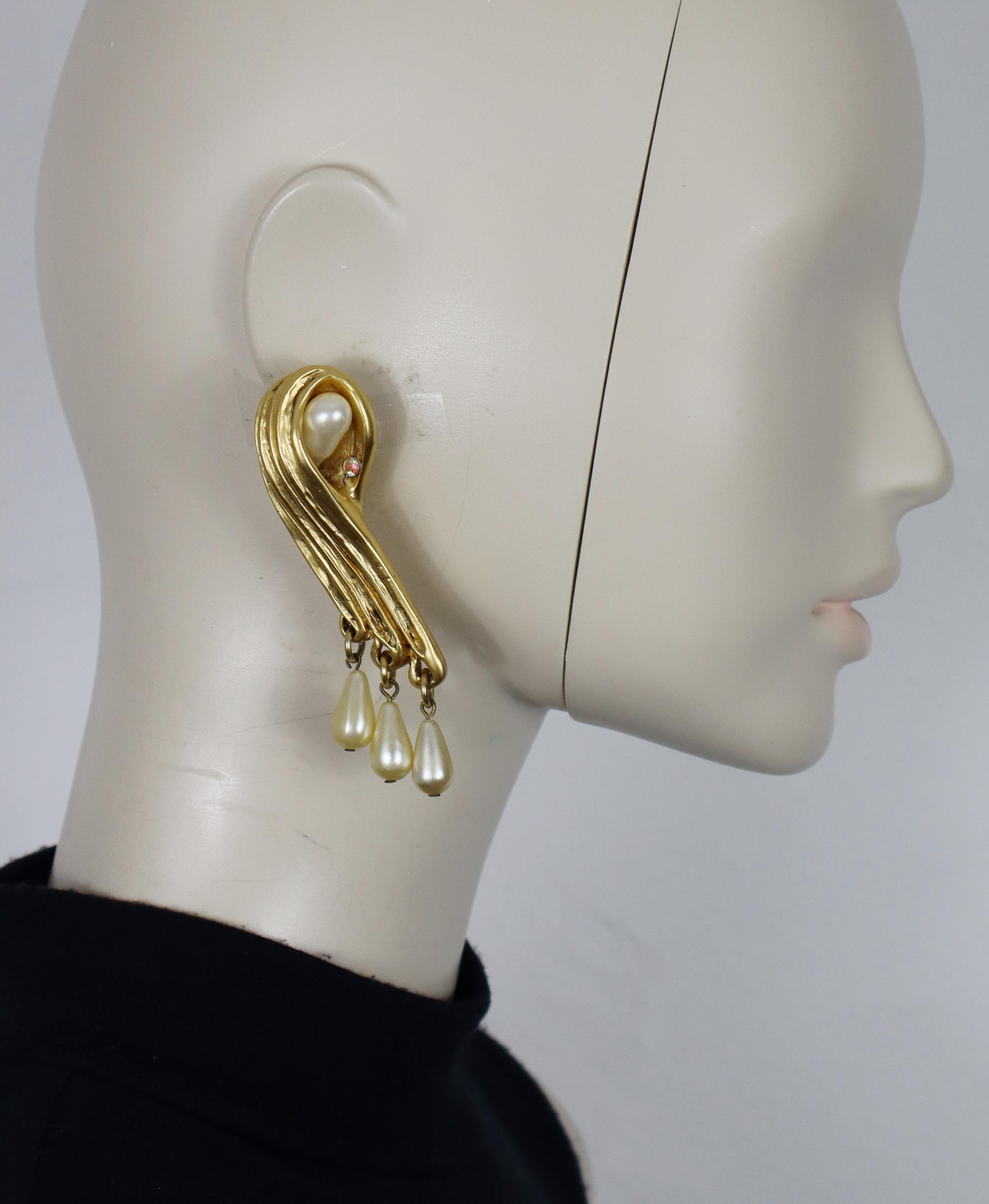 CLAIRE DEVE vintage massive gold tone textured resin clip-on earrings embellished with acrylic faux pearls and an aurora borealis crystal.

Embossed CLAIRE DEVE Paris.

Indicative measurements : max. height approx. 8.8 cm (3.46 inches) / max. width