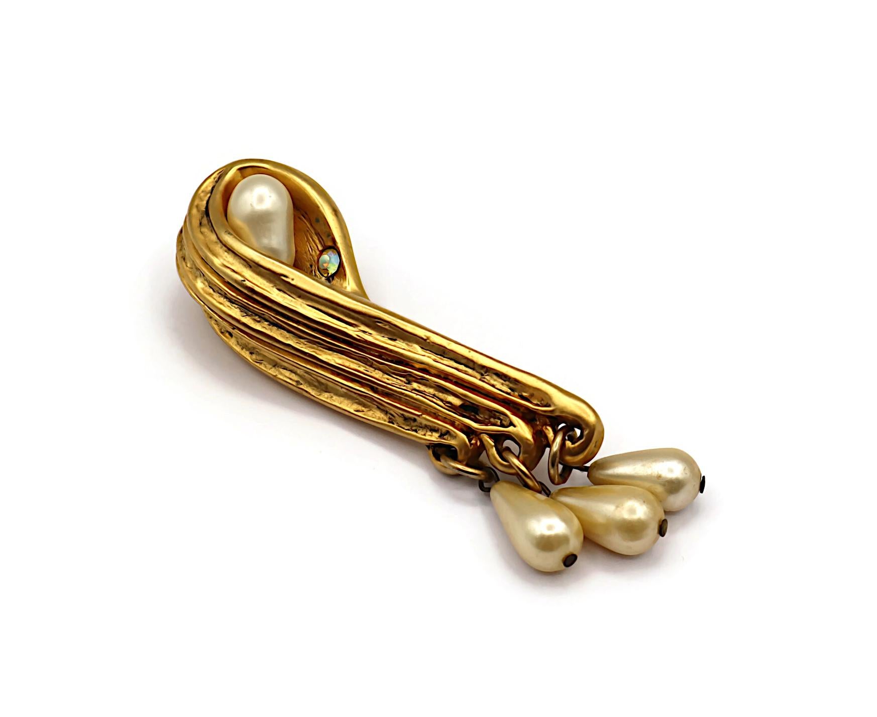 CLAIRE DEVE Vintage Massive Gold Tone and Pearl Clip-On Earrings en venta 1