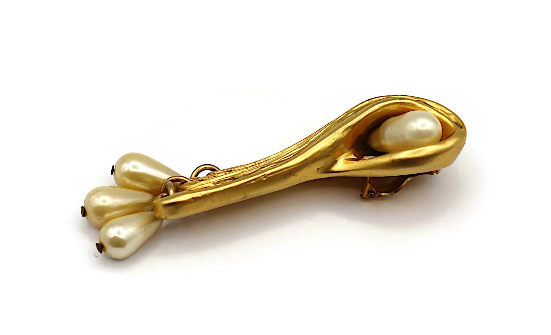 CLAIRE DEVE Vintage Massive Gold Tone and Pearl Clip-On Earrings en venta 2
