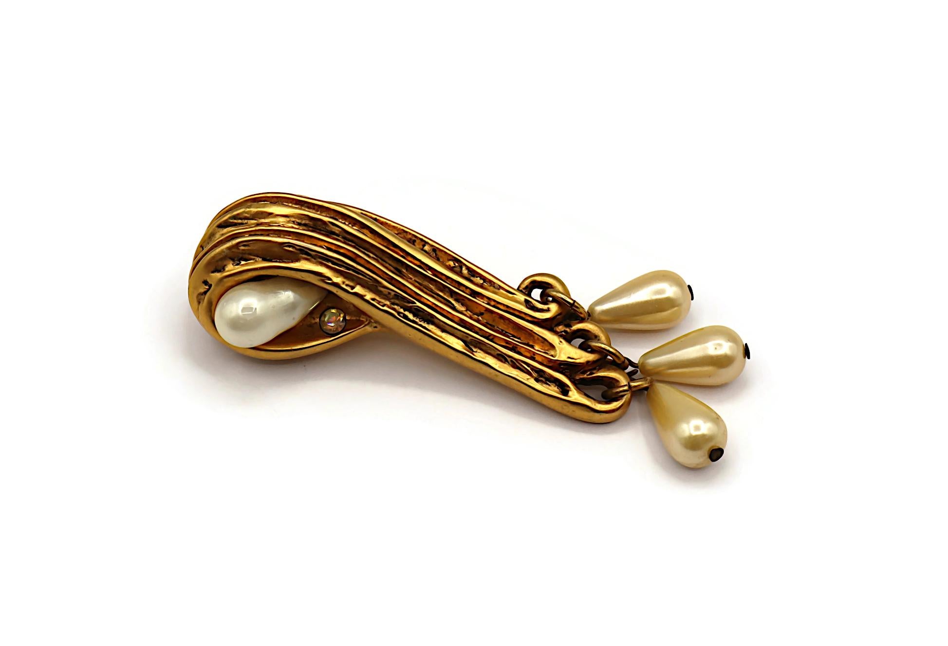 CLAIRE DEVE Vintage Massive Gold Tone and Pearl Clip-On Earrings en venta 3
