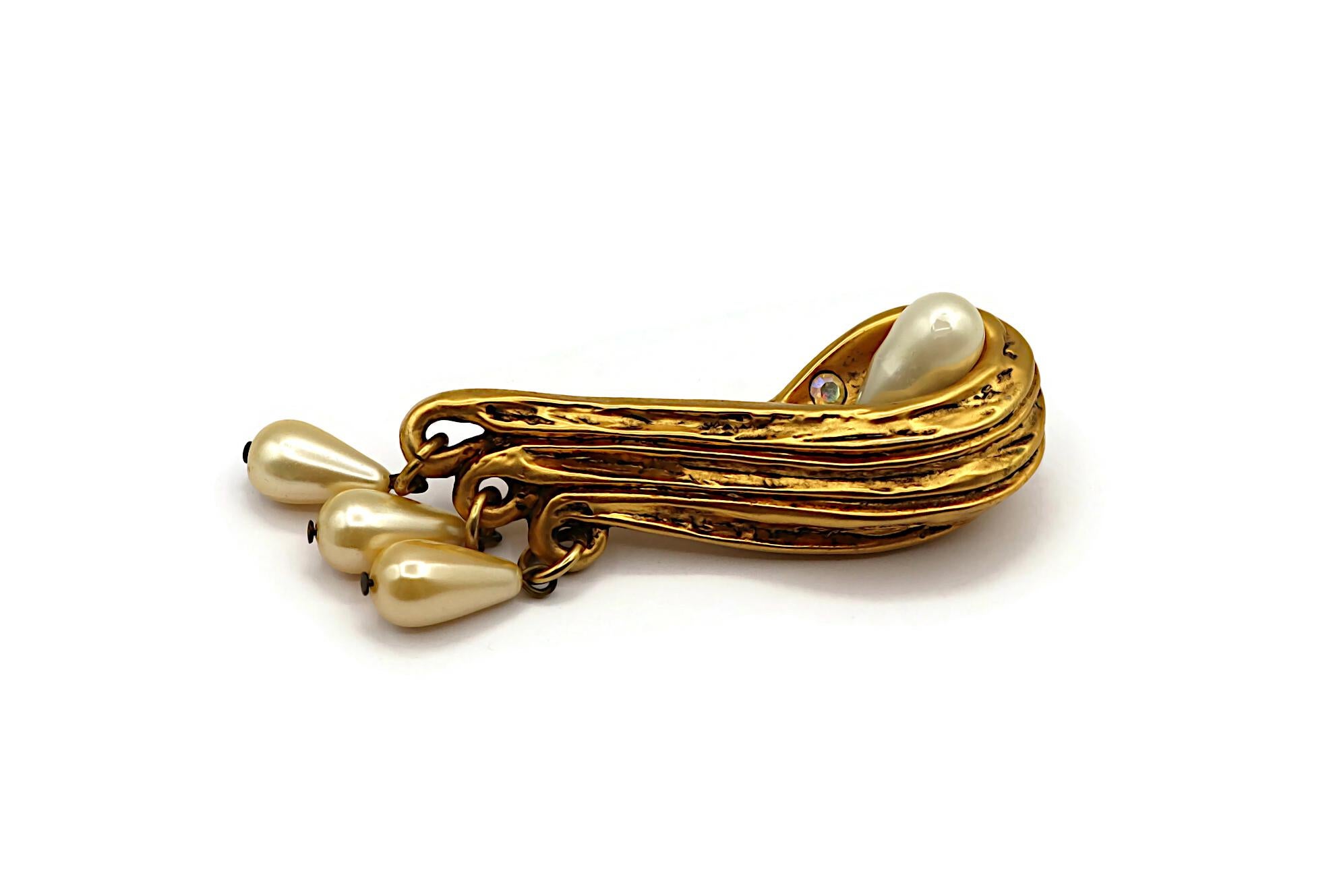 CLAIRE DEVE Vintage Massive Gold Tone and Pearl Clip-On Earrings en venta 4