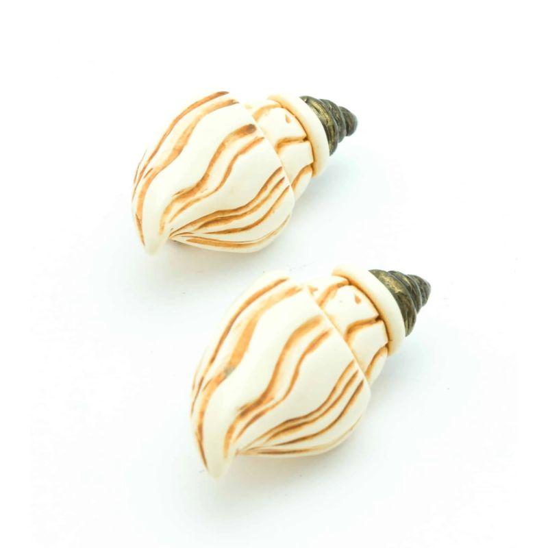 Love these shell summer vintage earrings made by Claire Deve in the 80s. Ivory resin, burnished metal and gold plated metal. Clip-on earrings.  These earrings are very unique and gorgeous design, We love them !!!

Marked: Unsigned but delivered with