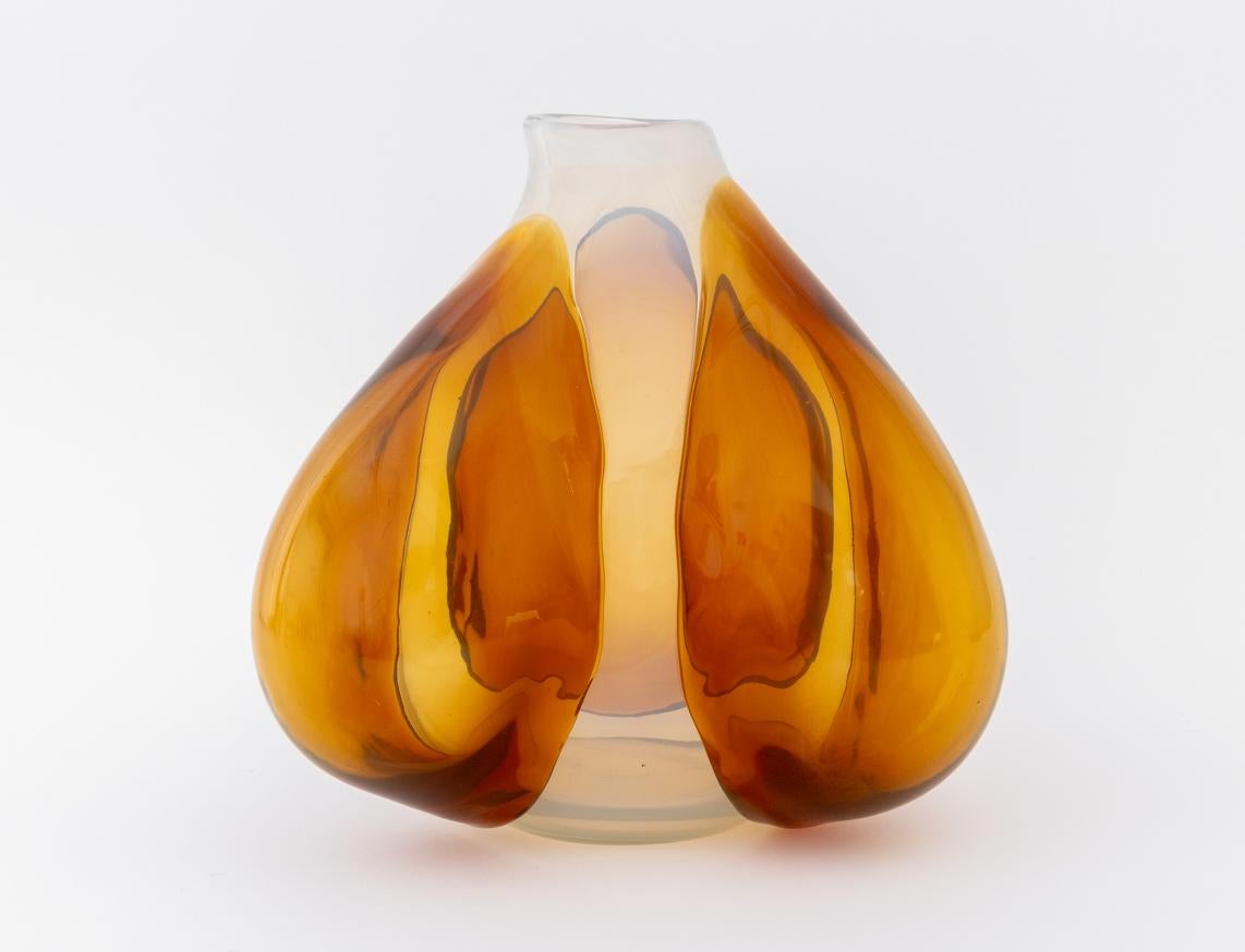 Claire Falkenstein (estadounidense, 1908-1997) por Salviati Art Glass Vase, 1977, forma de trébol lobulado en vidrio ámbar y vidrio opalino, firmado, marcado, fechado y numerado 