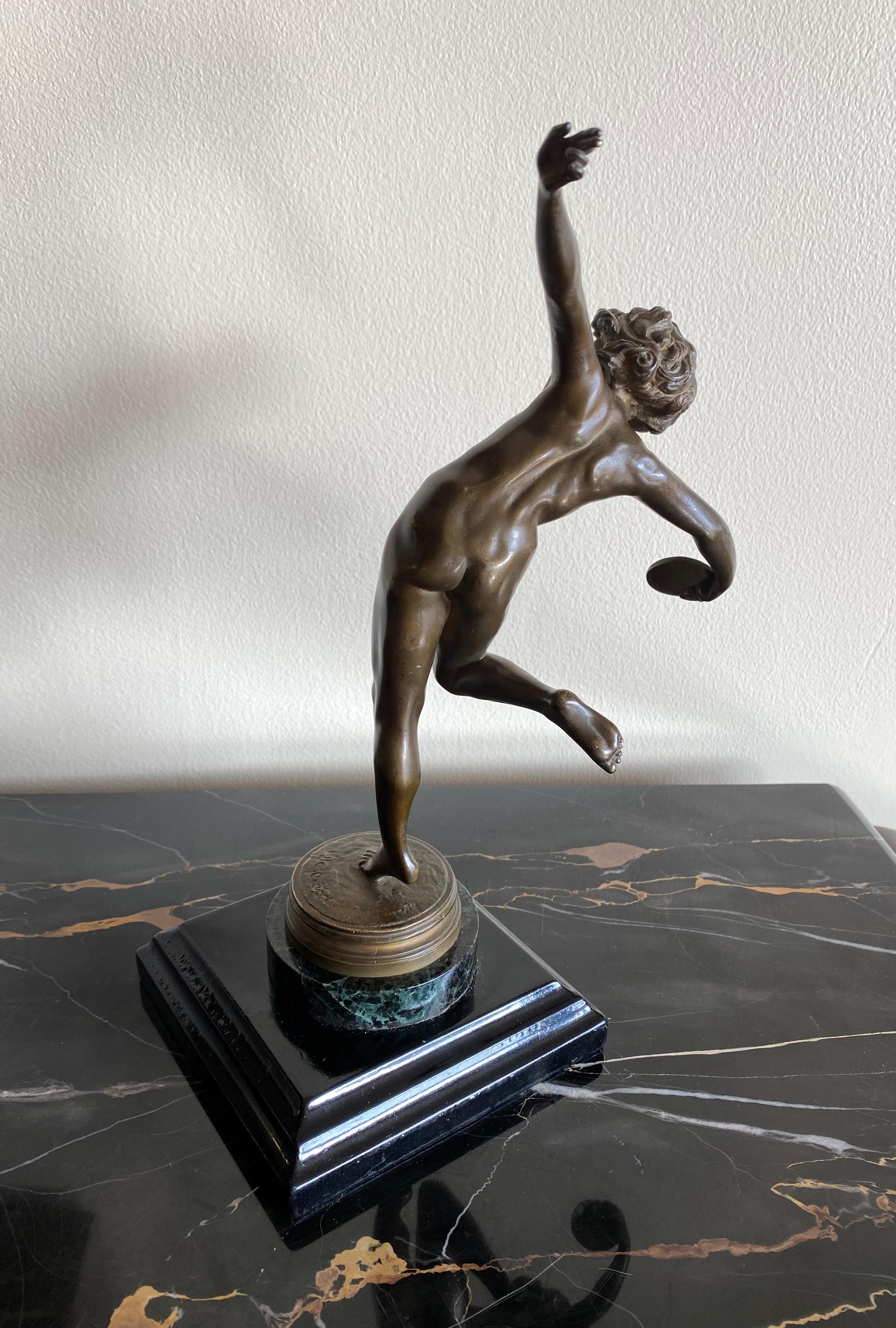 Le jetable de disque - Or Nude Sculpture par Claire J. R. Colinet