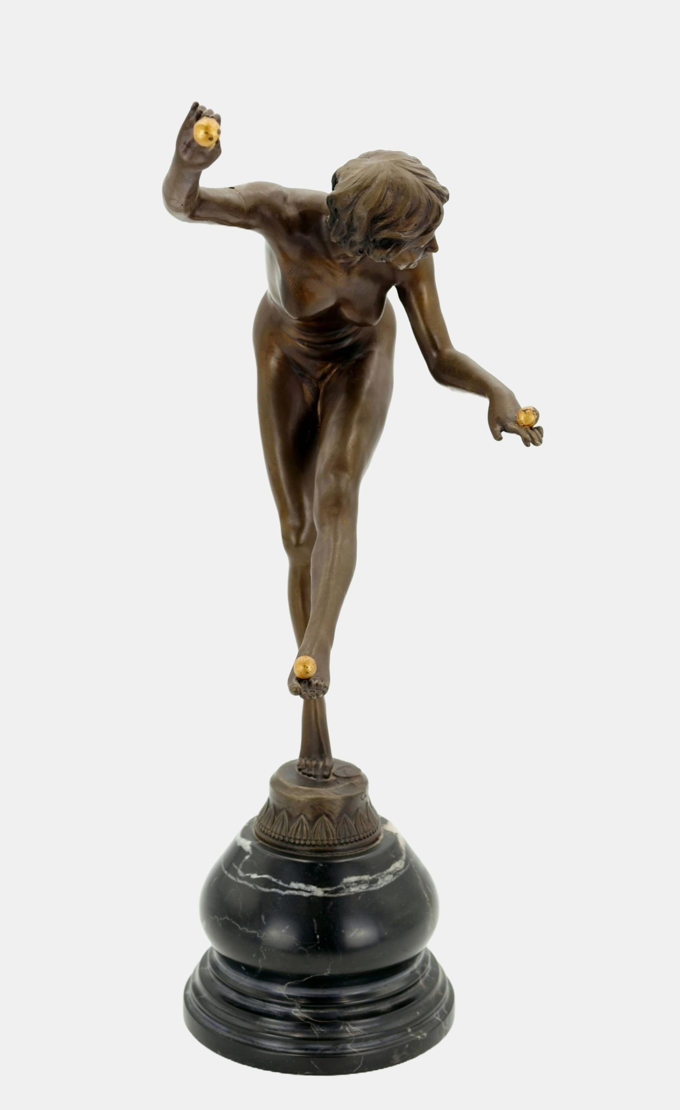 Claire Jeanne Robertine Colinet (1880 Bruselas - 1950 Asnières-sur-Seine), Malabarista, hacia 1920. Bronce patinado parduzco con bolas doradas sobre una base redonda de piedra multiperfilada (10 cm de altura). 47 cm (altura total) x 20 cm (anchura)