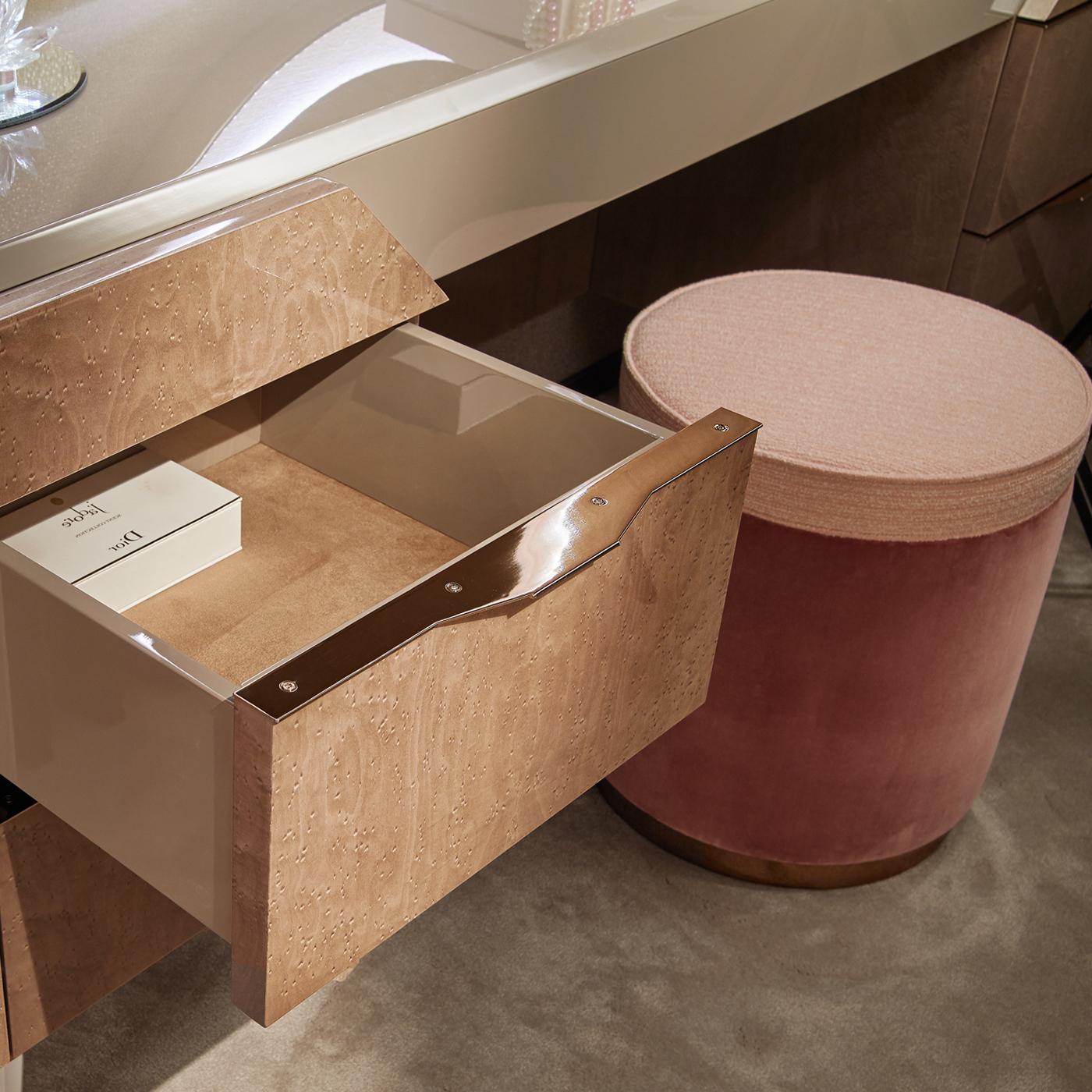 Dieser schöne, aus Holz gefertigte Schreibtisch ist ganz in sanften Grautönen gehalten und eignet sich perfekt für jedes moderne Schlafzimmer oder Wohnzimmer. Eine schlichte graue Platte wird durch einen Korpus aus gemasertem Holz und Schubladen in