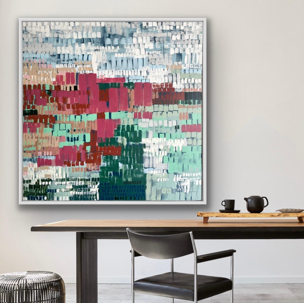 Claire Oxley Waterflowers and Rosehips Paesaggio astratto originale su tela; tecnica mista su tela. Dimensioni della tela: 101x101x4,2 cm; dimensioni della cornice: 105x105x5,2 cm. Incorniciato in una cornice su misura in stile vassoio bianco