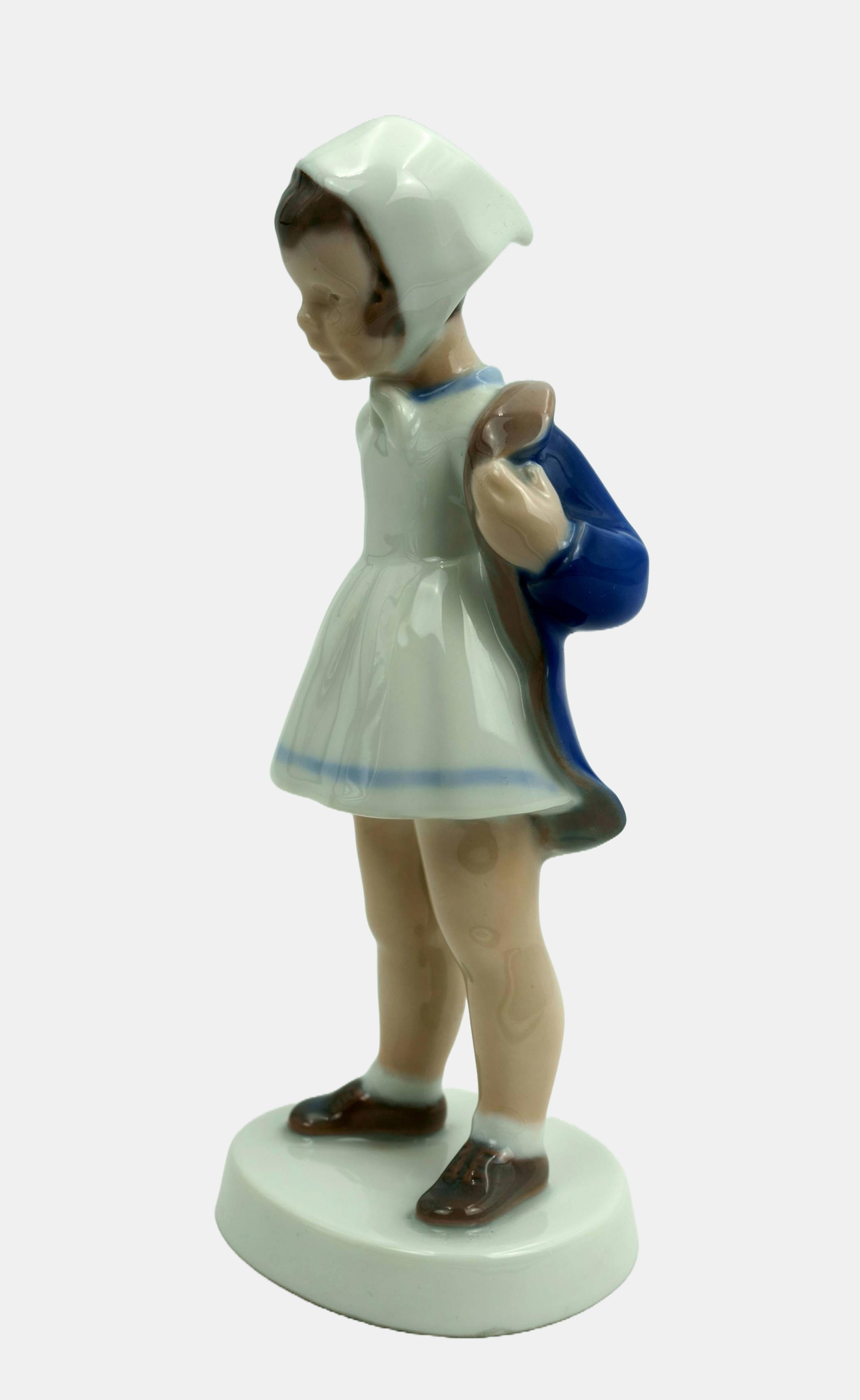 Bing & Grondahl Figur Mädchen in Jacke / - Arrival and Departure - – Sculpture von Claire Weiss