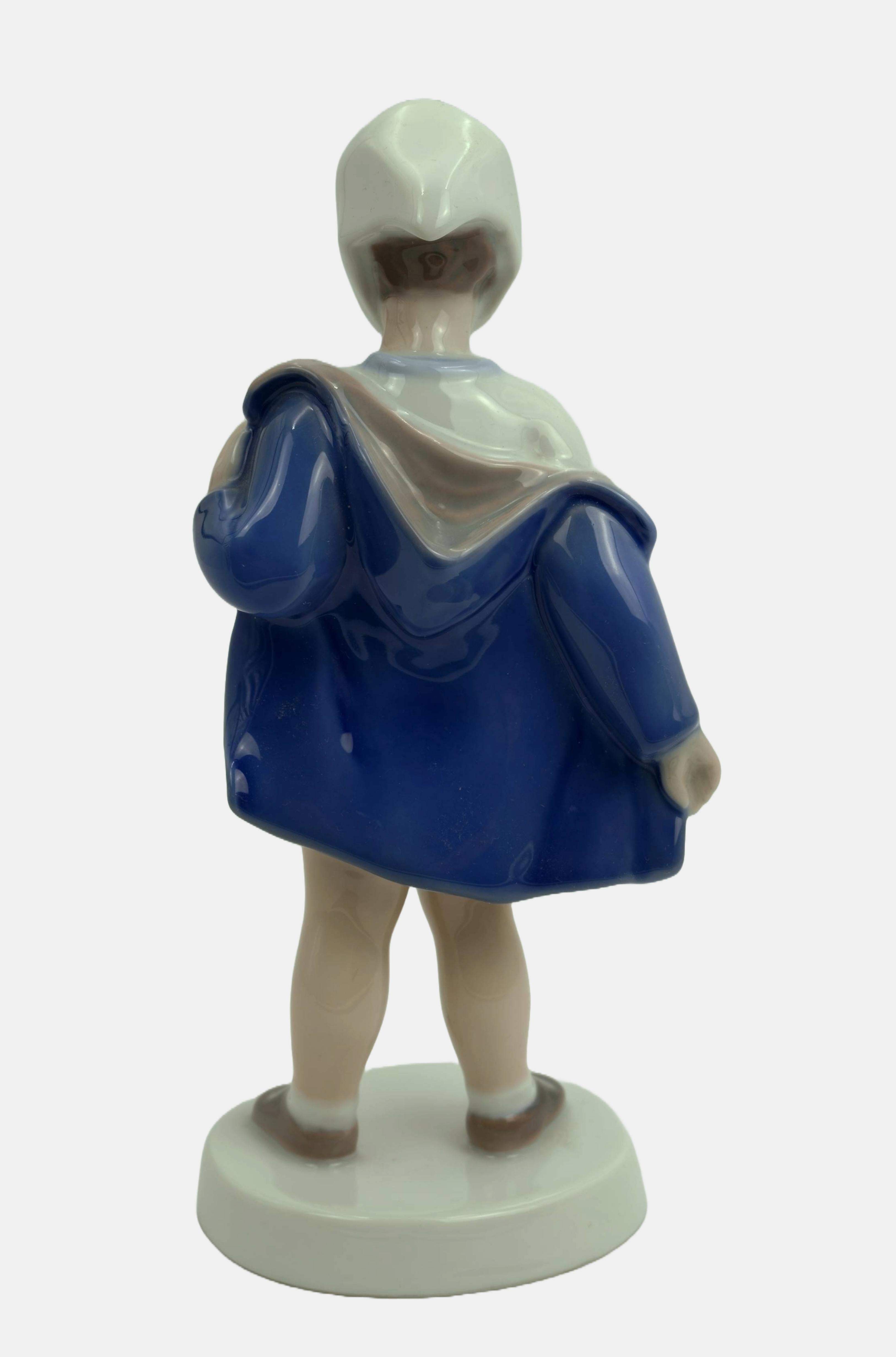 Bing & Grondahl Figur Mädchen in Jacke / - Arrival and Departure - (Realismus), Sculpture, von Claire Weiss