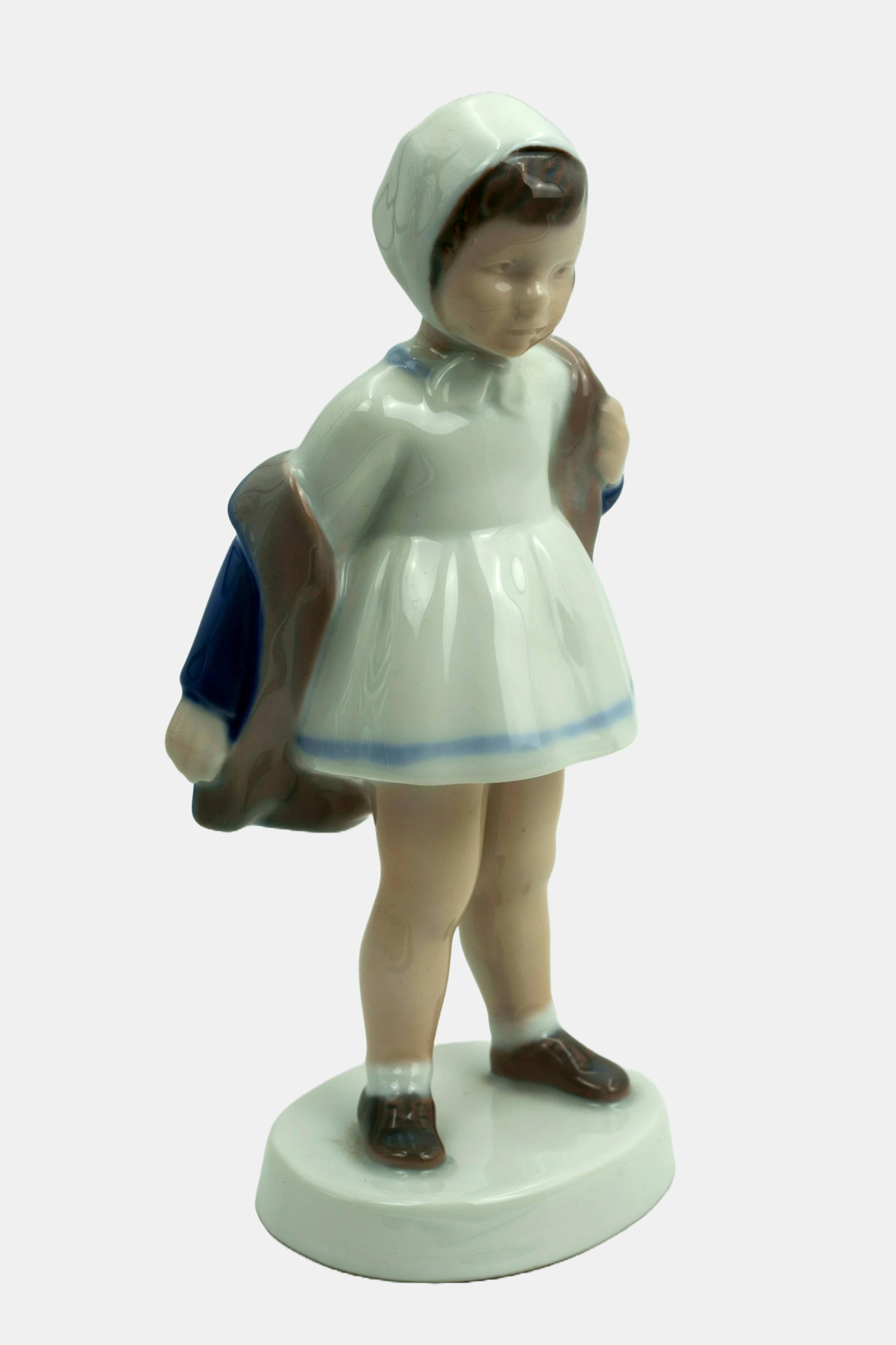 Bing & Grondahl Figur Mädchen in Jacke / - Arrival and Departure - (Grau), Figurative Sculpture, von Claire Weiss