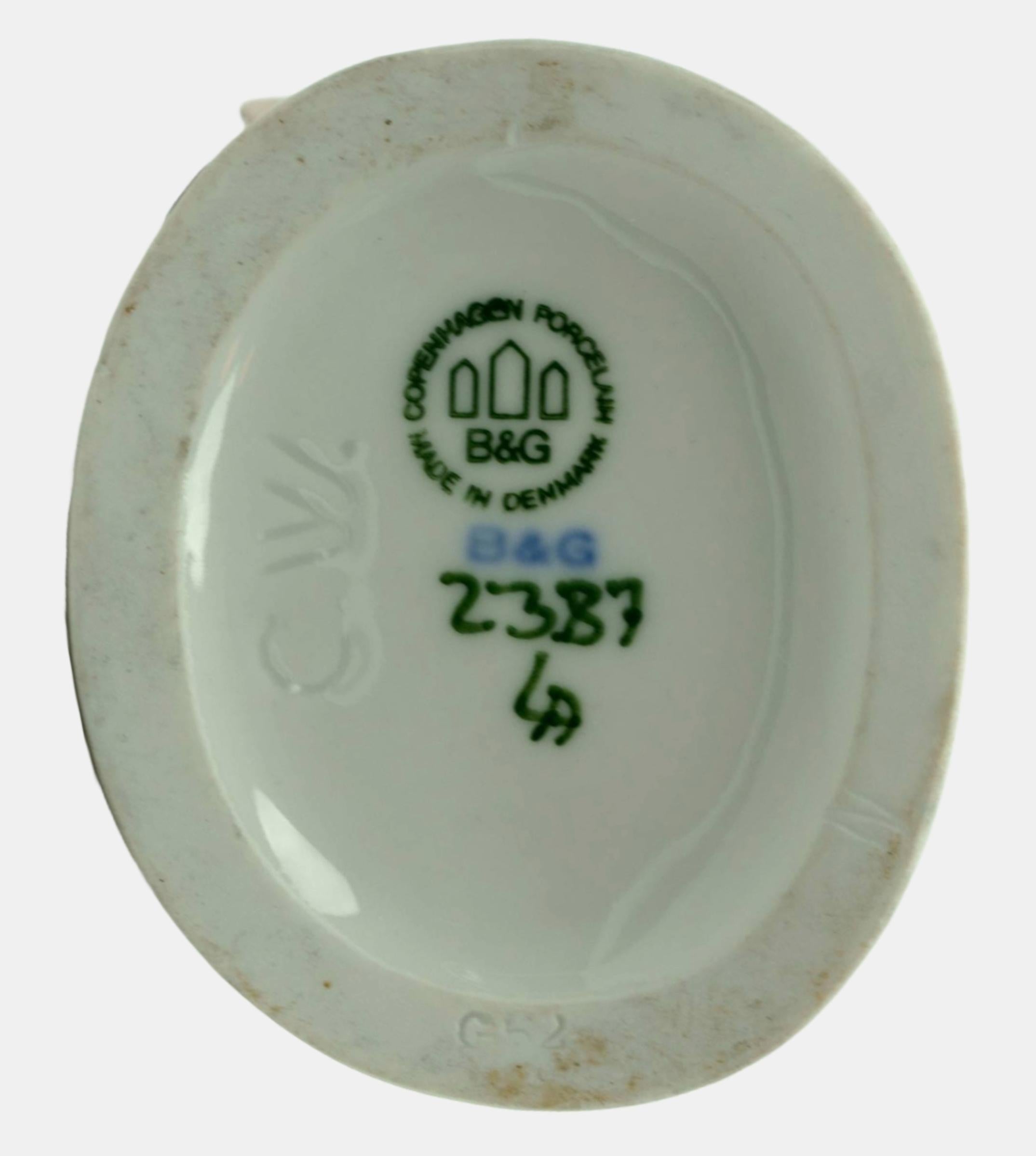 Claire Weiss (1906-1997), Mädchen in Jacke, hergestellt zwischen 1970 und 1982, Modellnummer 2387, erste Wahl. Porzellan mit Unterglasurmalerei. 18 cm (Höhe) x 9 cm (Länge) x 7 cm (Tiefe). Mit den Initialen des Künstlers 