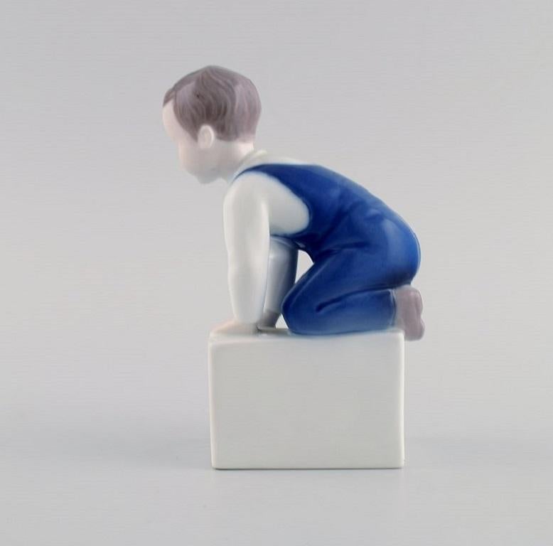 Scandinave moderne Claire Weiss pour Bing & Grøndahl. Figure en porcelaine. Garçon. 1970s. en vente