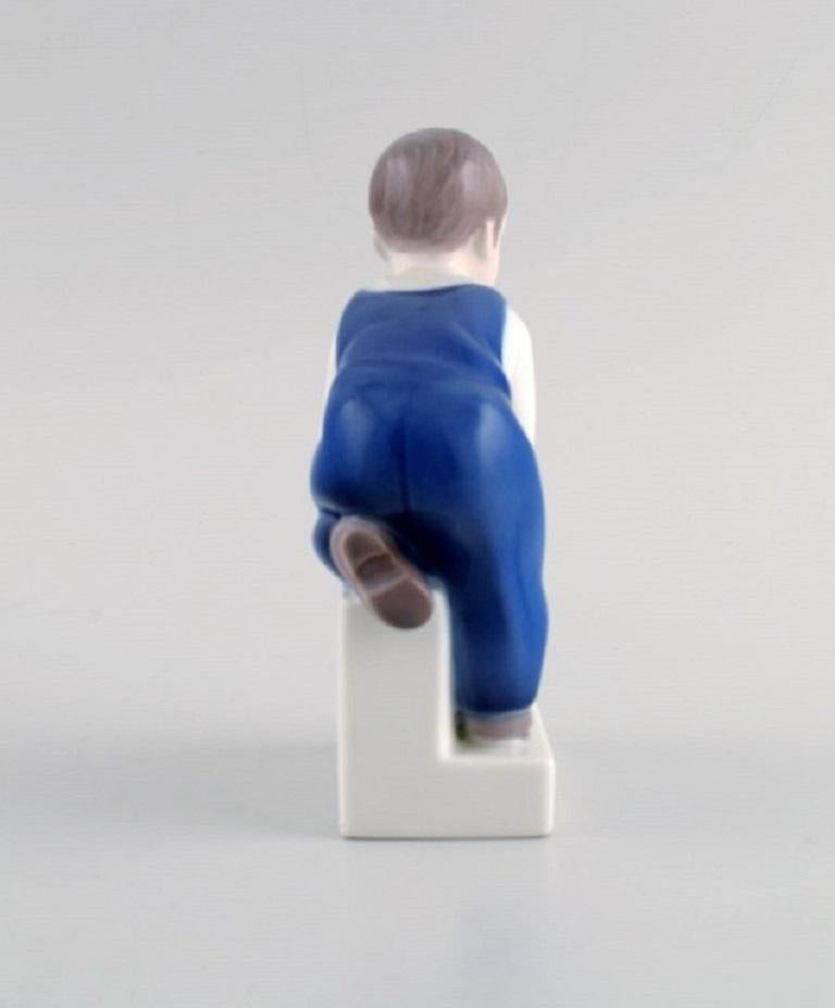 Danois Claire Weiss pour Bing & Grøndahl. Figure en porcelaine. Garçon. 1970s. en vente